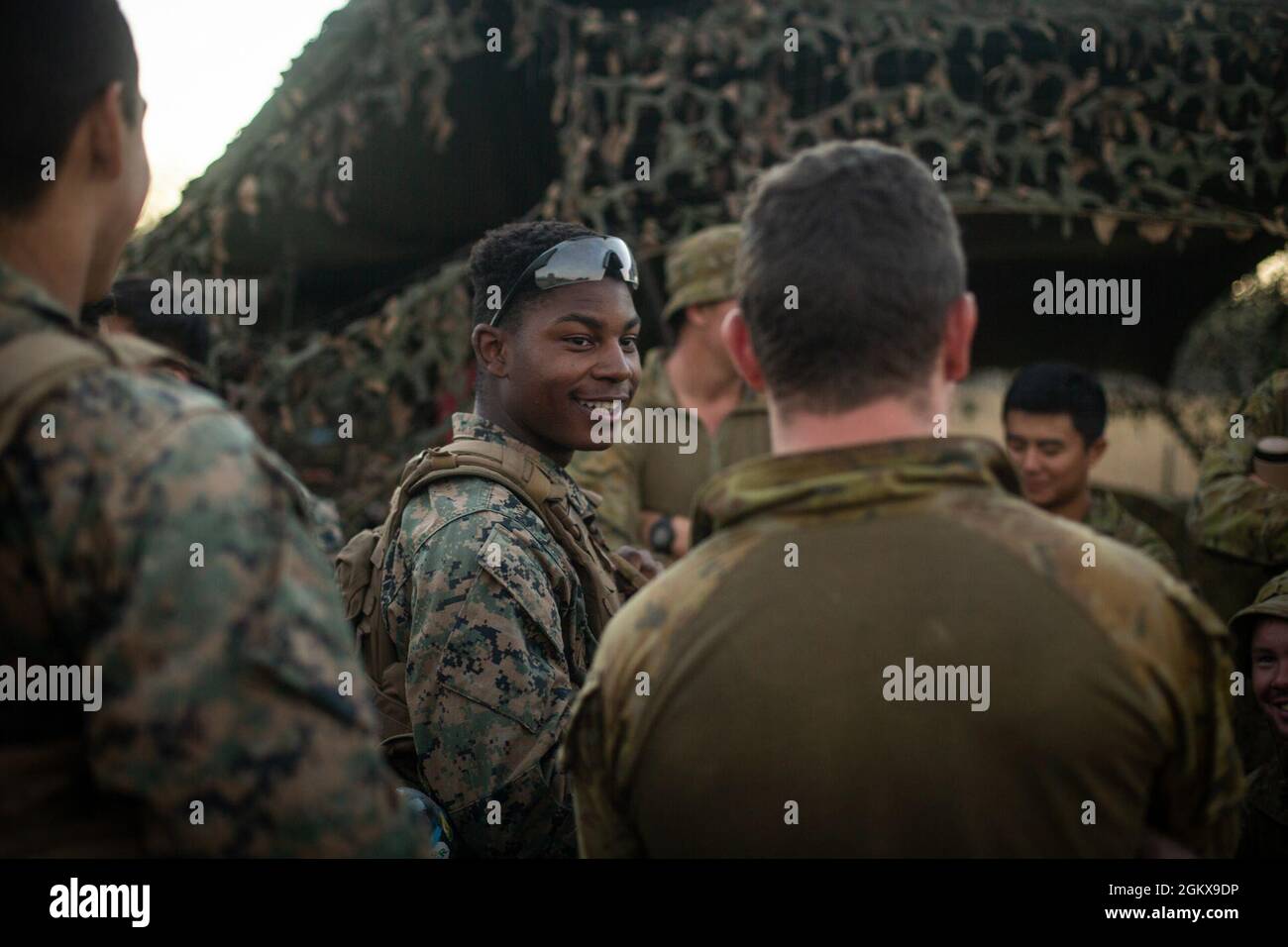 Les Marines des États-Unis avec Golf Battery, Battalion Landing Team 3/5, 31e Marine Expeditionary Unit, discutent avec leurs homologues de la Force de défense australienne lors du Talisman Sabre 2021 au Camp Growl, zone d'entraînement de Shoalwater Bay, Queensland, Australie, 16 juillet 2021. Il s'agit de la neuvième itération de Talisman Sabre, un exercice militaire bilatéral à grande échelle entre l'Australie et les États-Unis impliquant plus de 17,000 participants de sept pays. L’exercice multidomaine d’un mois consiste en une série d’événements d’entraînement qui renforcent la solide alliance entre les États-Unis et l’Australie et démontrent celle de l’armée américaine Banque D'Images