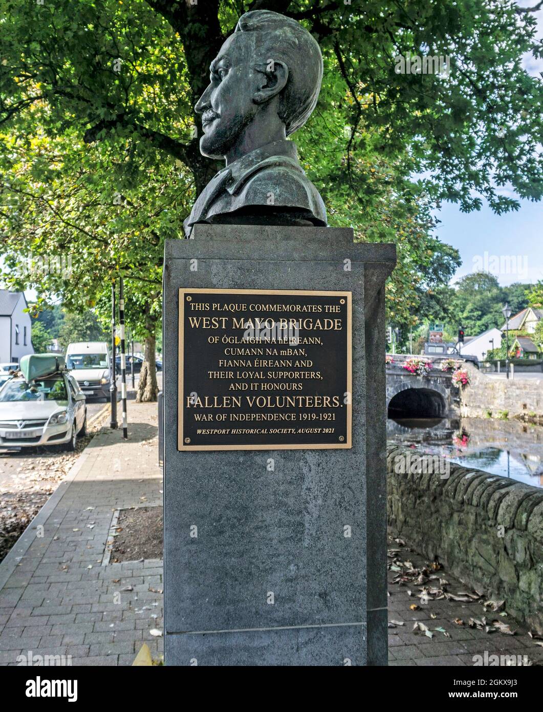 Une plaque commémorant la guerre d'indépendance irlandaise (1919-1921) attachée à un buste du major John MacBride, le leader républicain irlandais. Banque D'Images