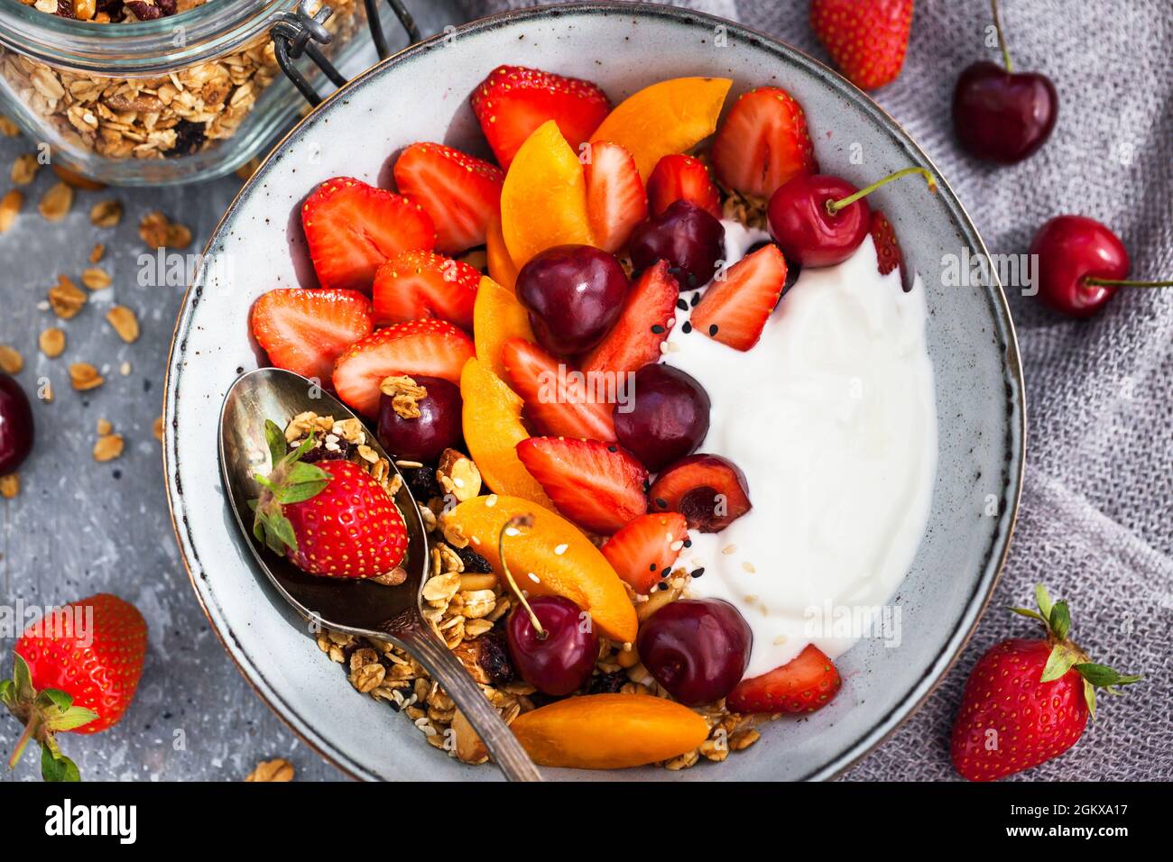 Petit déjeuner sain avec granola, yaourt, baies fraîches et café Banque D'Images