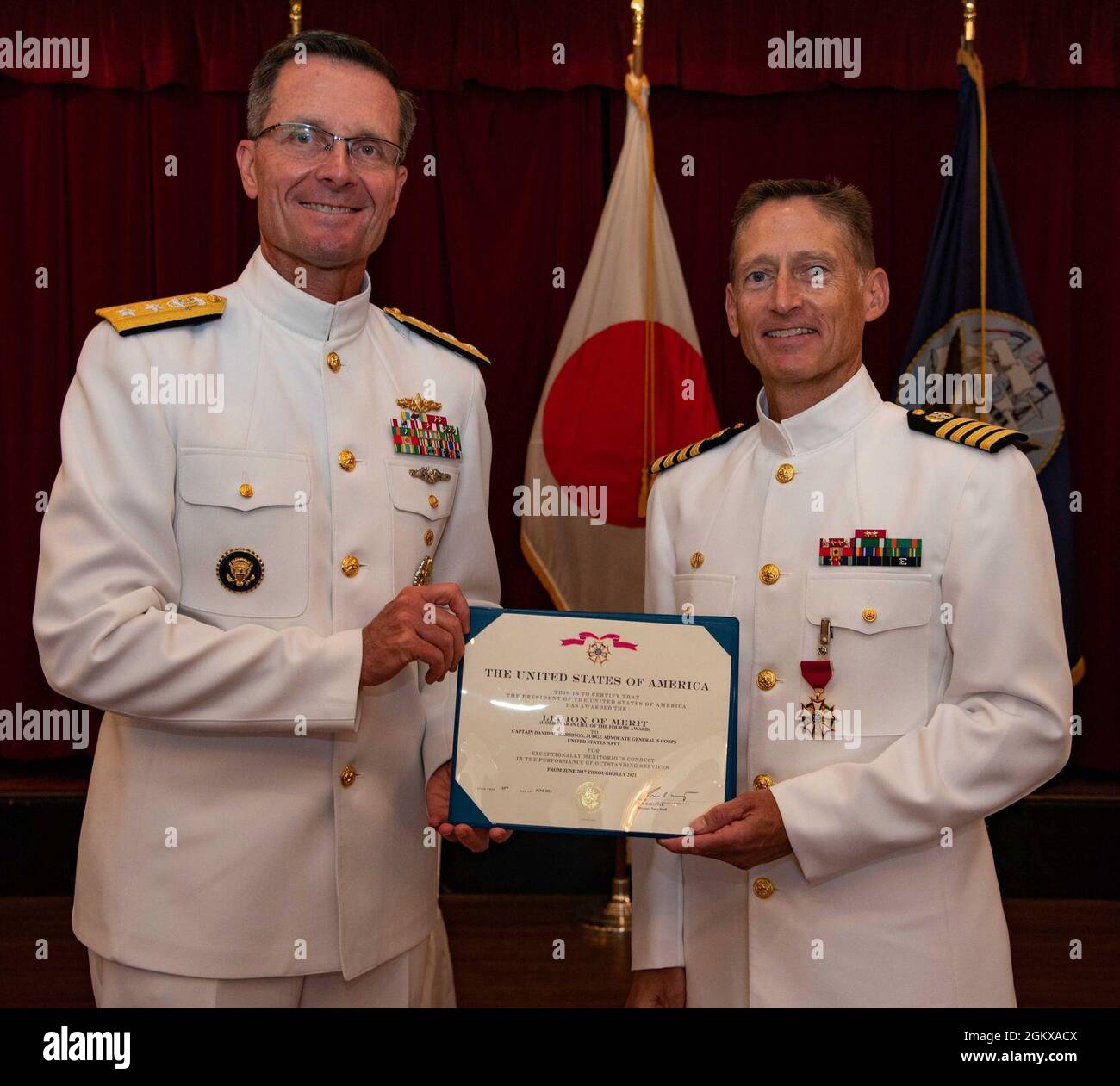 YOKOSUKA (Japon) (16 juillet 2021) Une cérémonie de passation de commandement a eu lieu dans le Club des officiers de Yokosuka Fleet Activities (FLEACT), en juillet 16. Le capitaine Gregory W. Saybolt a pris le commandement et a soulagé le capitaine David M. Harrison. Les avocats de DSO fournissent une représentation juridique et des conseils aux militaires sur des sujets liés à la défense. Banque D'Images