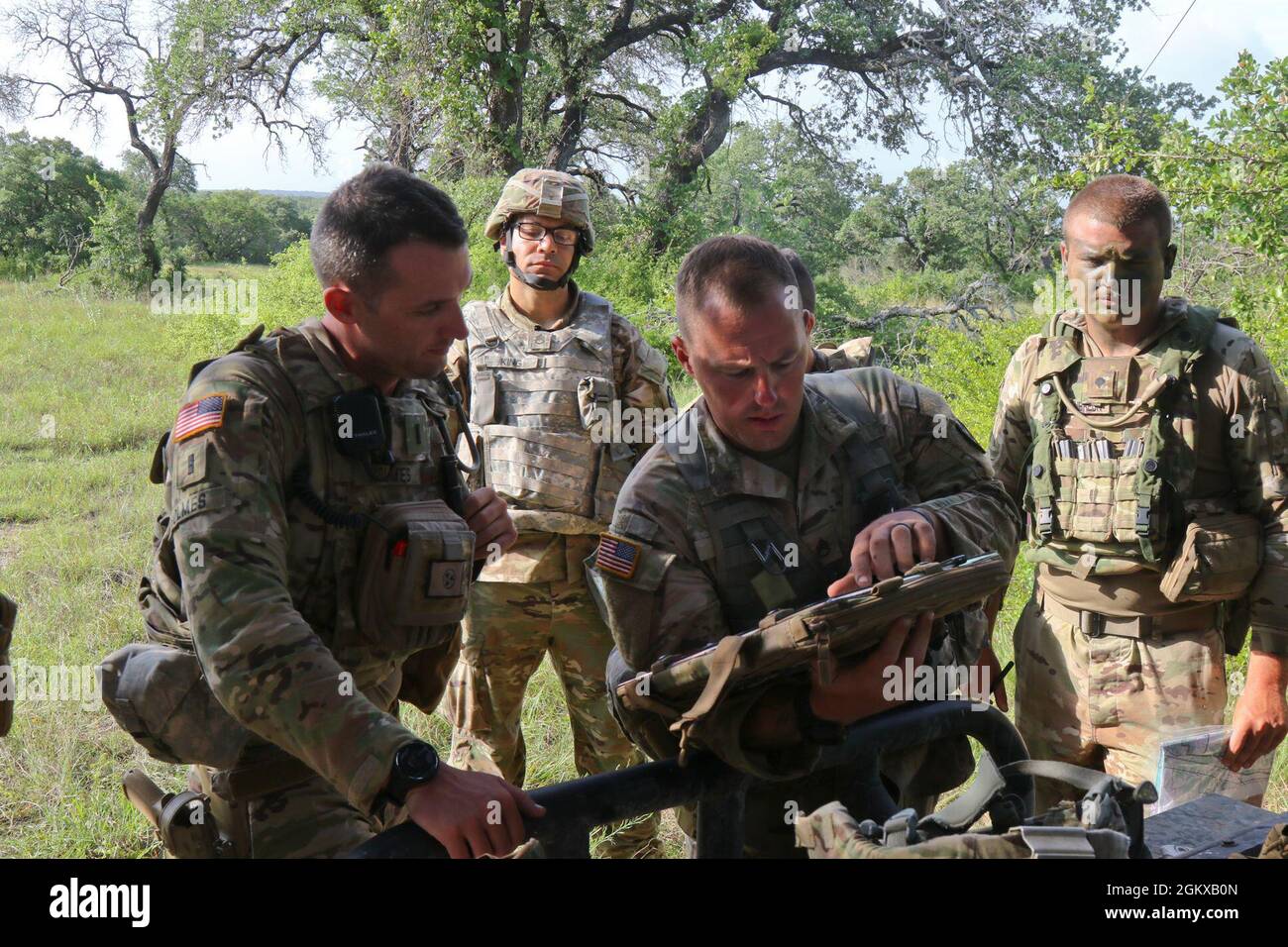 FORT HOOD, Texas -- le 1er lieutenant Brice Holmes, résident de Nashville, Tennessee, et le chef de peloton scout du quartier général et du quartier général de la Garde nationale du Tennessee, 2e Escadron, 278e Régiment de cavalerie blindée, Explique un plan de mission de dépistage aux membres de son peloton durant la XCTC (Exportable combat Training Capability) 21-03 à fort Hood, Texas, le 16 juillet 2021. Banque D'Images