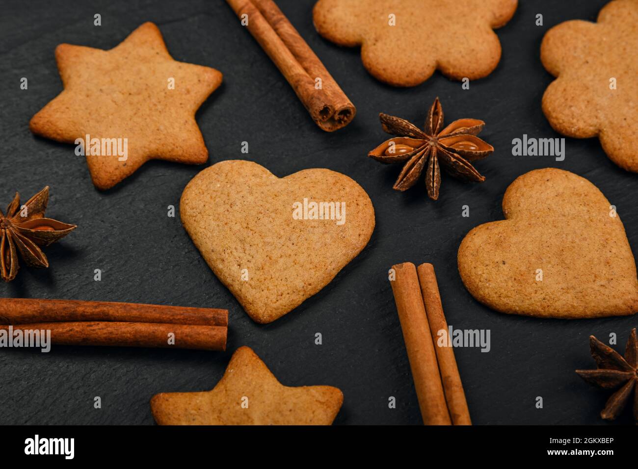 Petits Gateaux De Noel En Forme De Coeur Et D Etoile Avec Cannelle Et Epices Anis Etoile Sur Fond D Ardoise Noire Vue En Hauteur Sur Le Dessus Directl Photo Stock Alamy