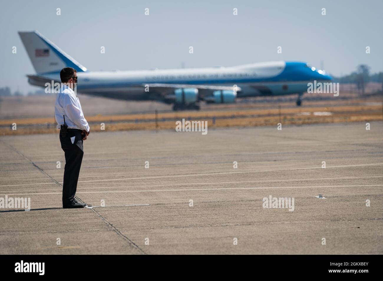 Un agent des services secrets regarde Air Force One alors que le président Joe Biden arrive à Sacramento pour se tenir au courant de la réaction de l'État aux incendies de forêt. Banque D'Images