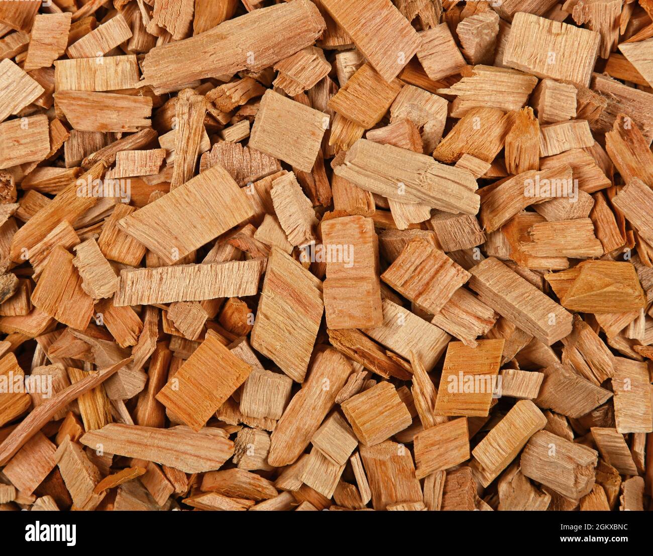 Gros plan motif de copeaux de bois d'aulne pour fumer et cuisiner des aliments, vue du dessus en hauteur, directement au-dessus Banque D'Images