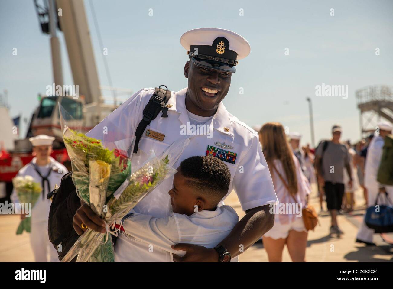 210717-N-GF955-1538 STATION NAVALE MAYPORT (Floride) (le 17 juillet 2021) – DeMarcus Wheat, technicien en chef des systèmes d'information, affecté au destroyer de missiles guidés de la classe Arleigh Burke USS Thomas Hudner (DDG 116), se réunit avec son fils après le retour du navire du déploiement. Thomas Hudner est domiciliaire à la base navale de Mayport, en Floride. Banque D'Images