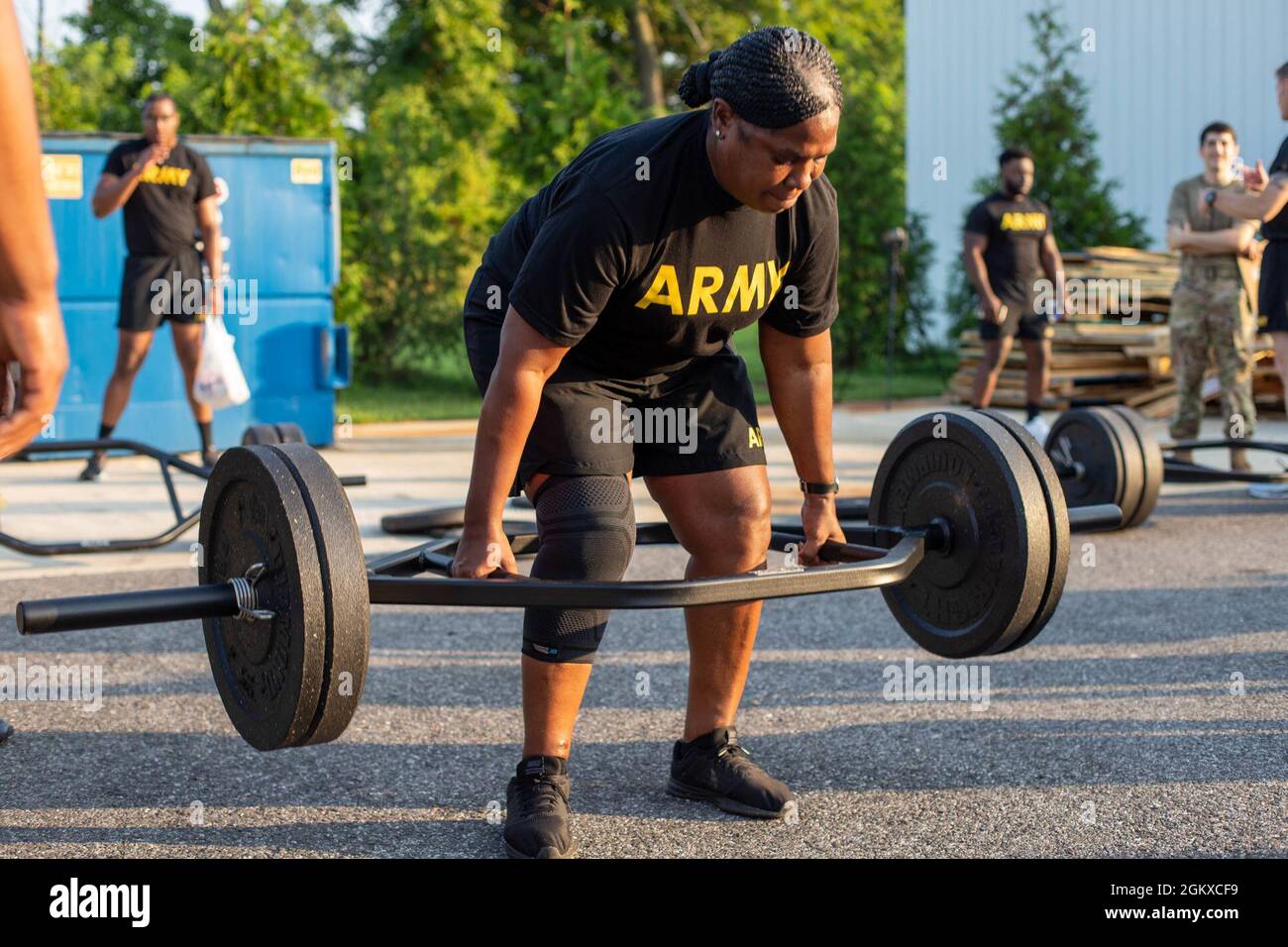 Sergent-chef de l'armée américaine Arretta Johnson, de la 58e Brigade expéditionnaire du renseignement militaire de la Garde nationale du Maryland, dirige le Deadlift maximum de la Repetition 3, l’un des six événements de l’Army combat Fitness Test (ACFT), à Havre de Grace, Maryland, le 17 juillet 2021. L'ACFT vise à améliorer l'état de préparation physique des soldats, à transformer la culture de la condition physique de l'Armée de terre, à réduire les blessures et l'attrition évitables, à améliorer la force mentale et l'endurance et à contribuer à l'état de préparation accru de l'unité. Banque D'Images