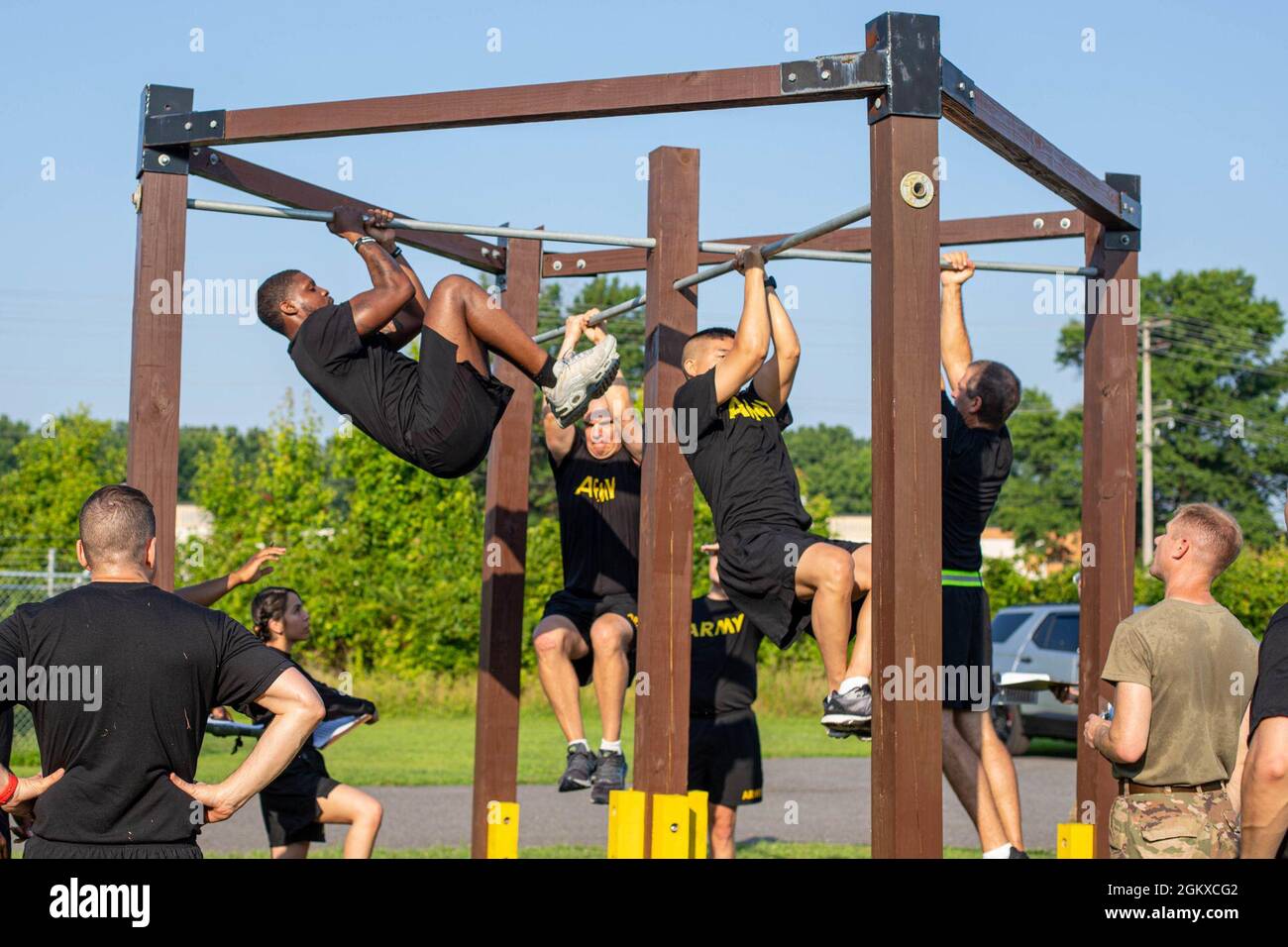 Les soldats de la 58e Brigade expéditionnaire du renseignement militaire de la Garde nationale du Maryland dirigent le Leg Tuck, l'un des six événements du test de condition physique de combat de l'Armée (ACFT), à Havre de Grace, Maryland, le 17 juillet 2021. L'ACFT vise à améliorer l'état de préparation physique des soldats, à transformer la culture de la condition physique de l'Armée de terre, à réduire les blessures et l'attrition évitables, à améliorer la force mentale et l'endurance et à contribuer à l'état de préparation accru de l'unité. Banque D'Images