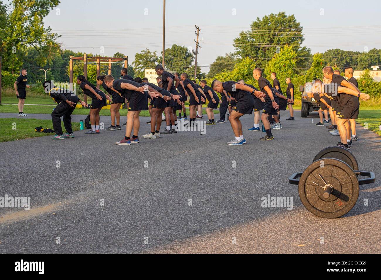 Les soldats de la 58e Brigade expéditionnaire du renseignement militaire de la Garde nationale du Maryland conduisent l'instruction de préparation physique (EPR) avant de passer le test de condition physique de combat de l'Armée, à Havre de Grace, Maryland, le 17 juillet 2021. L'ACFT vise à améliorer l'état de préparation physique des soldats, à transformer la culture de la condition physique de l'Armée de terre, à réduire les blessures et l'attrition évitables, à améliorer la force mentale et l'endurance et à contribuer à l'état de préparation accru de l'unité. Banque D'Images