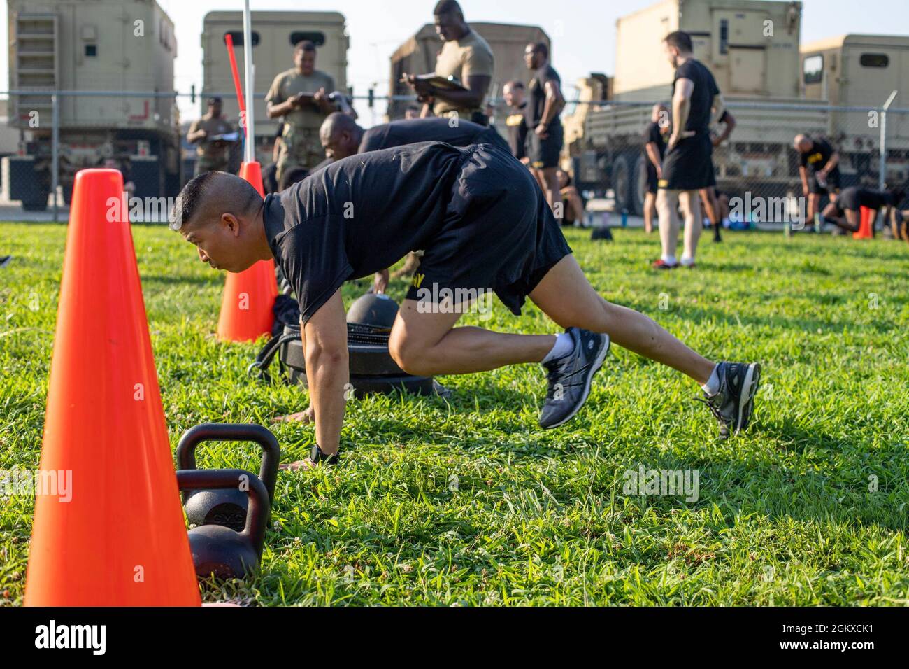 Les soldats de la 58e Brigade expéditionnaire du renseignement militaire de la Garde nationale du Maryland dirigent le Sprint-Drag-Carry, l'un des six événements du Army combat Fitness Test (ACFT), à Havre de Grace, Maryland, le 17 juillet 2021. L'ACFT vise à améliorer l'état de préparation physique des soldats, à transformer la culture de la condition physique de l'Armée de terre, à réduire les blessures et l'attrition évitables, à améliorer la force mentale et l'endurance et à contribuer à l'état de préparation accru de l'unité. Banque D'Images