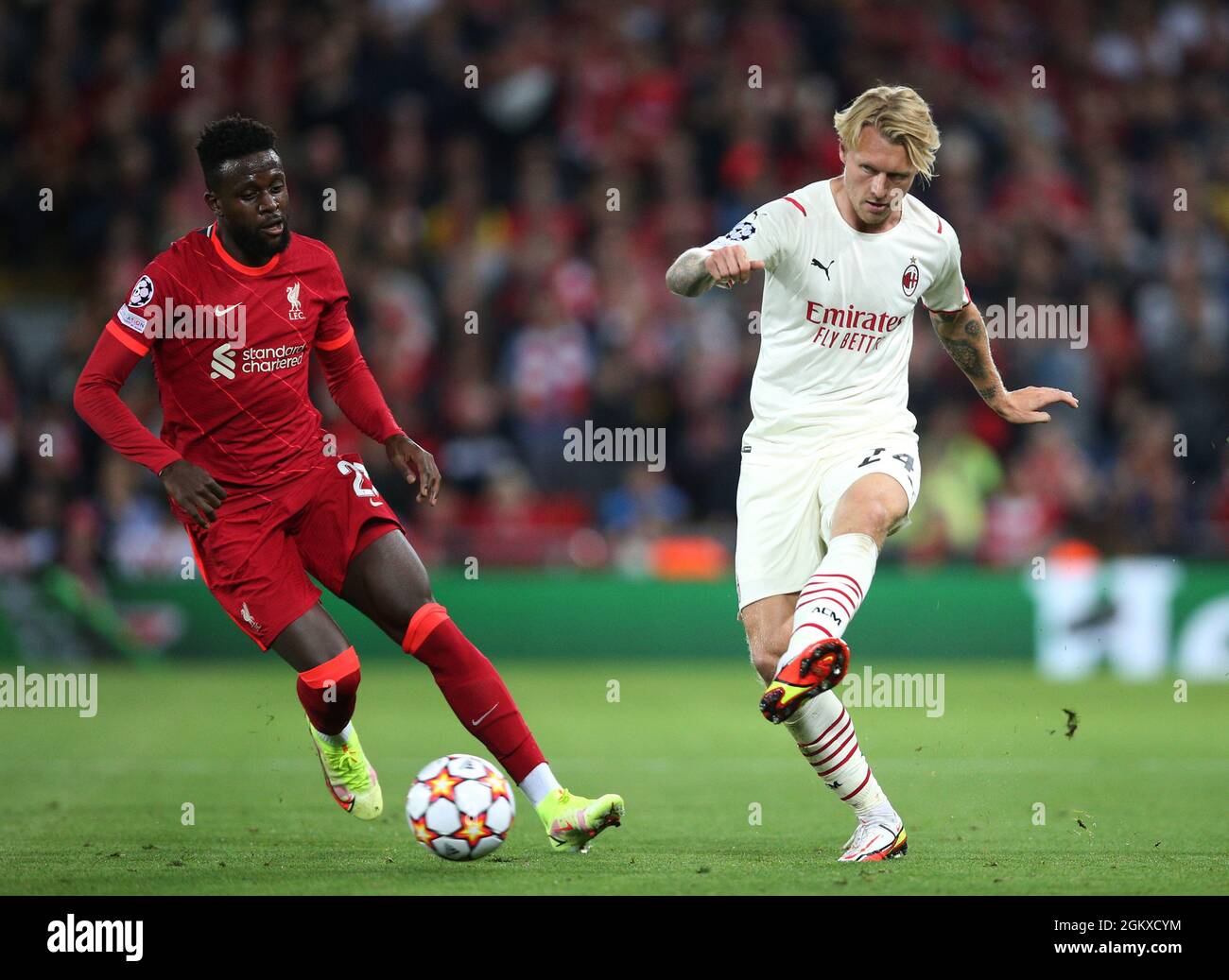 Liverpool, Angleterre, le 15 septembre 2021. Simon Kjaer de l'AC Milan et Divock Origi de Liverpool lors du match de l'UEFA Champions League à Anfield, Liverpool. Le crédit photo devrait se lire: Nigel French / Sportimage Banque D'Images