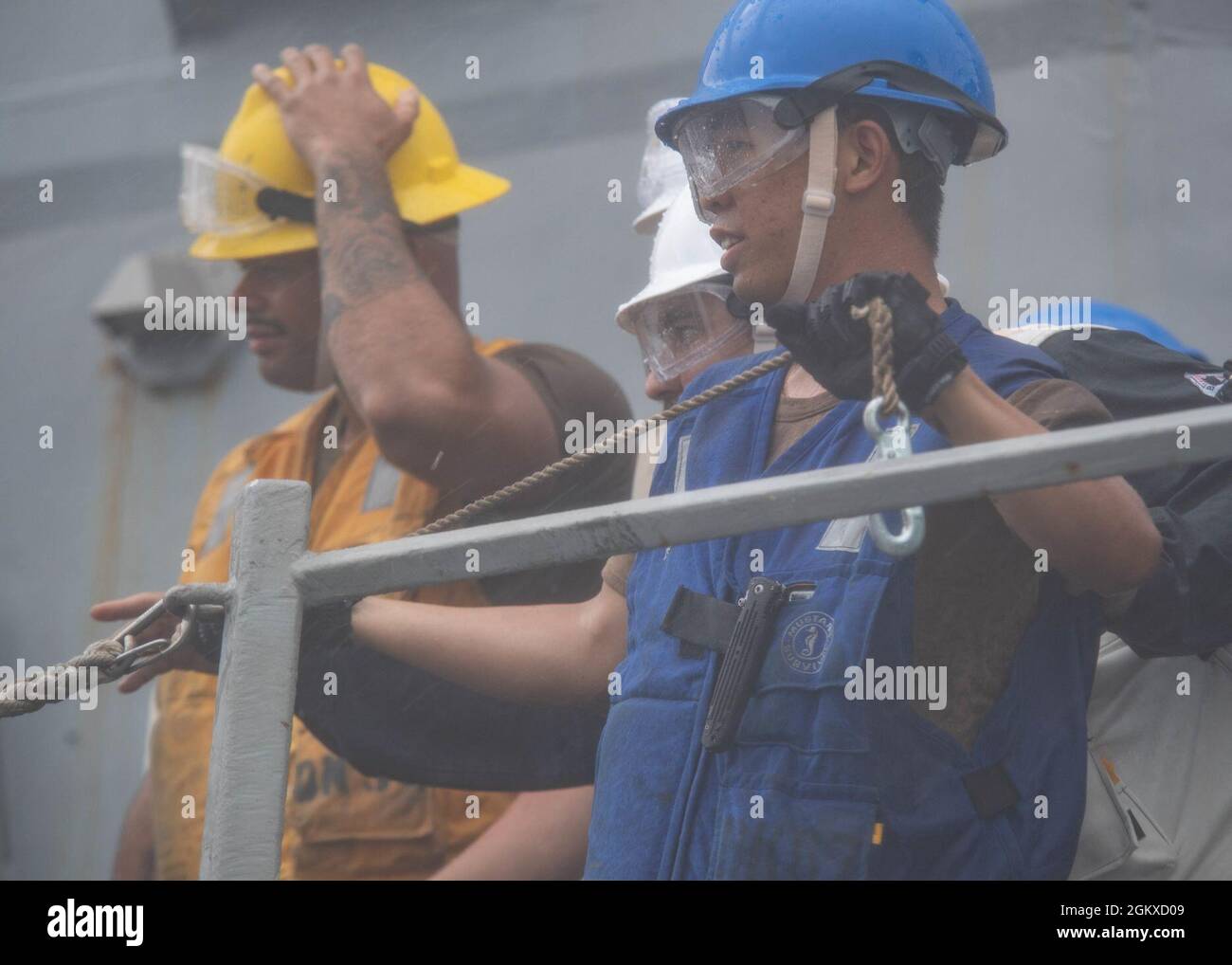 MER DE CHINE DU SUD (17 juillet 2021) le compagnon de Boatswain de 3e classe Charles Oliva, des Philippines, sécurise la ligne à bord du destroyer à missile guidé de classe Arleigh Burke USS Pinckney (DDG 91) lors d'un réapprovisionnement en mer avec la flotte de classe Henry J. Kaiser oilUSNS Tippecanoe (T-AO 199). Pinckney est déployé pour soutenir le commandant de la Force opérationnelle (CTF) 71/Destroyer Squadron (DESRON) 15, la plus importante force de surface déployée à l’avant de la Marine et la plus importante force de surface de la 7e flotte américaine. Banque D'Images