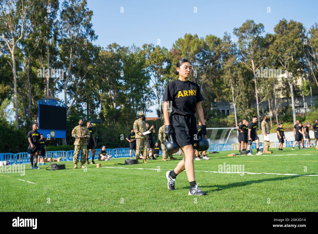 SPC. Kiana Malbas, un spécialiste logistique automatisé avec le 311ème Commandement du soutien expéditionnaire, effectue sprint-drag-carry pendant un test diagnostique de condition physique de combat de l'Armée le 17 juillet 2021 UCLA, en Californie. Le test de condition physique de combat de l'Armée permettra de mieux connecter la condition physique avec la préparation au combat pour tous les soldats. Banque D'Images