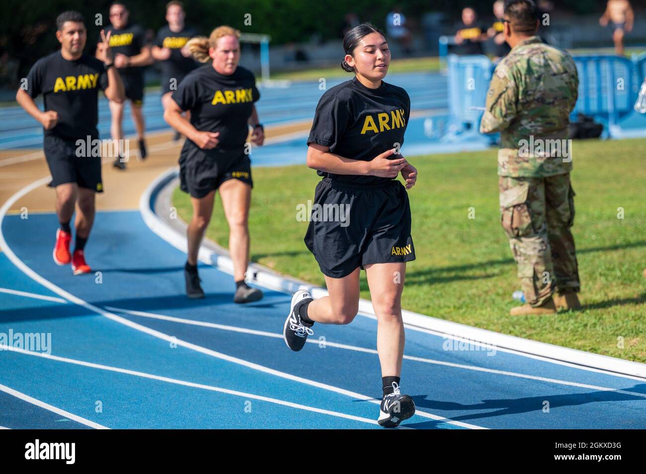 SPC. Kiana Malbas, un spécialiste logistique automatisé avec le 311e Commandement du soutien expéditionnaire, effectue une course de deux miles pendant un test de condition physique de combat de l'Armée de terre de diagnostic le 17 juillet 2021 UCLA, en Californie. Le test de condition physique de combat de l'Armée de terre permettra de mieux relier la condition physique avec la préparation de combat pour tous les soldats. Banque D'Images