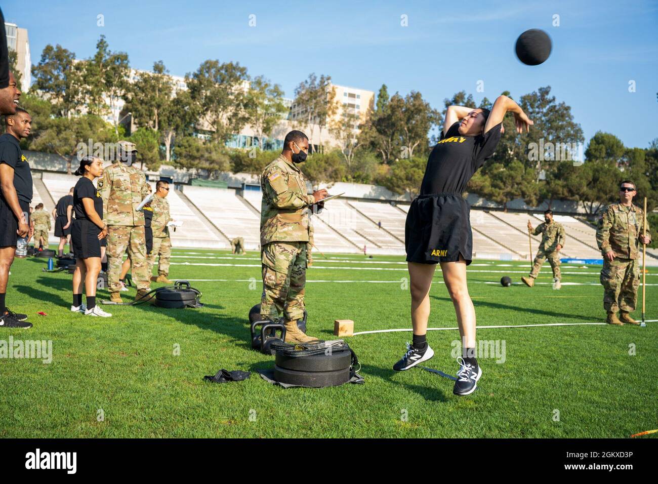 SPC. Kiana Malbas, un spécialiste logistique automatisé avec le 311e Commandement du soutien expéditionnaire, effectue une mise à la puissance debout lors d'un test diagnostique de condition physique de combat de l'Armée le 17 juillet 2021 UCLA, en Californie. Le test de condition physique de combat de l'Armée permettra de mieux relier la condition physique avec la préparation au combat pour tous les soldats. Banque D'Images