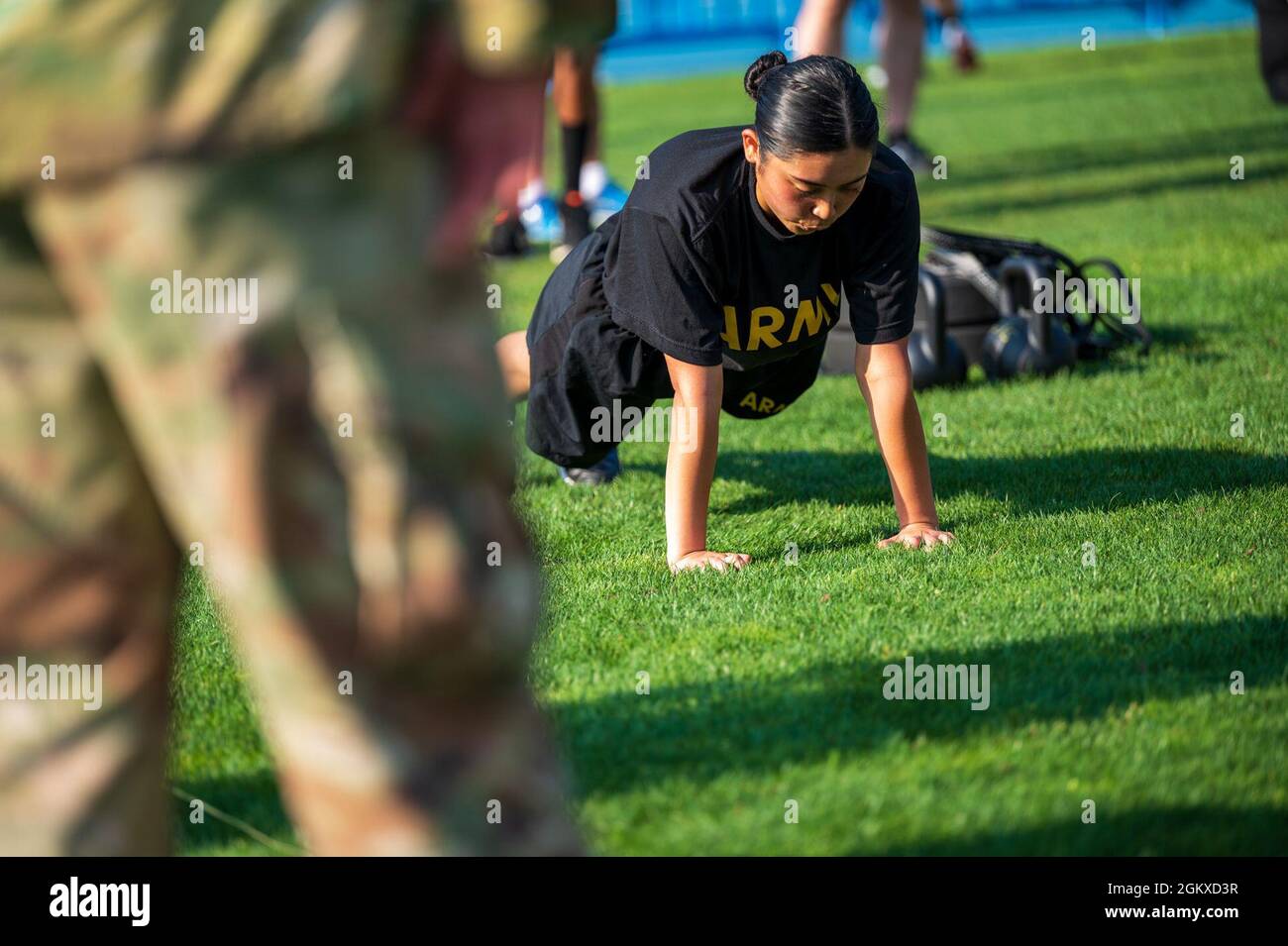 SPC. Kiana Malbas, un spécialiste logistique automatisé avec le 311ème Commandement du soutien expéditionnaire, effectue des retouches manuelles lors d'un test de condition physique de combat de l'Armée de terre le 17 juillet 2021 UCLA, en Californie. Le test de condition physique de combat de l'Armée de terre permettra de mieux connecter la condition physique avec la préparation au combat pour tous les soldats. Banque D'Images