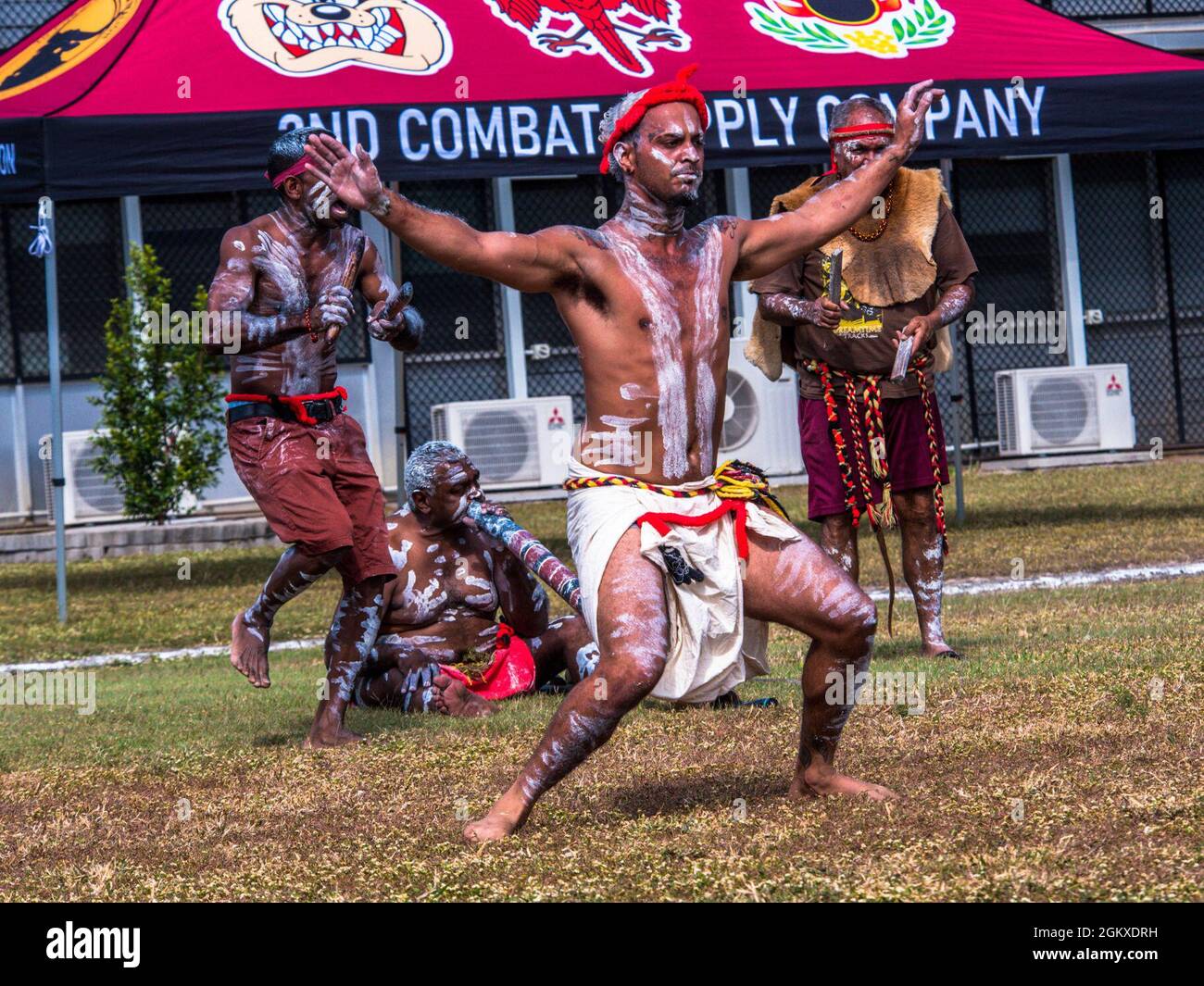 Les membres du clan Bindal exécutent une danse traditionnelle lors d'une cérémonie de bienvenue dans le pays lors de l'exercice Talisman Sabre 2021, à Lavarack Barracks, Townsville, Queensland, le 19 juillet, 2021. TS 21 appuie la Stratégie de défense nationale des États-Unis en améliorant notre capacité à protéger la patrie et à fournir des forces crédibles au combat pour répondre à toute la gamme des préoccupations potentielles en matière de sécurité dans l'Indo-Pacifique. Banque D'Images