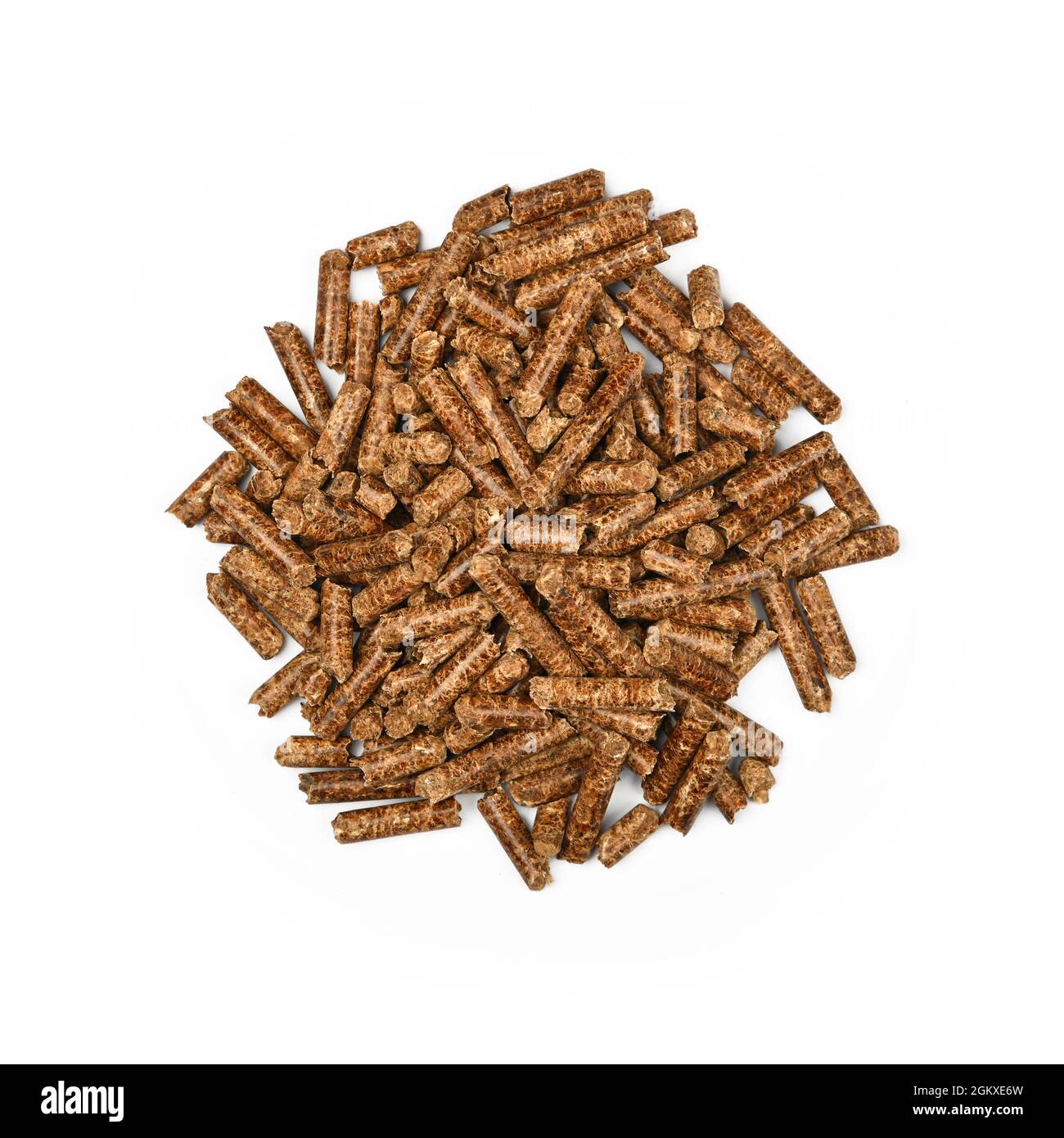 Gros plan de pellets de bois dur pour fumer et cuisiner des aliments naturels, isolé sur fond blanc, vue en hauteur, directement au-dessus Banque D'Images