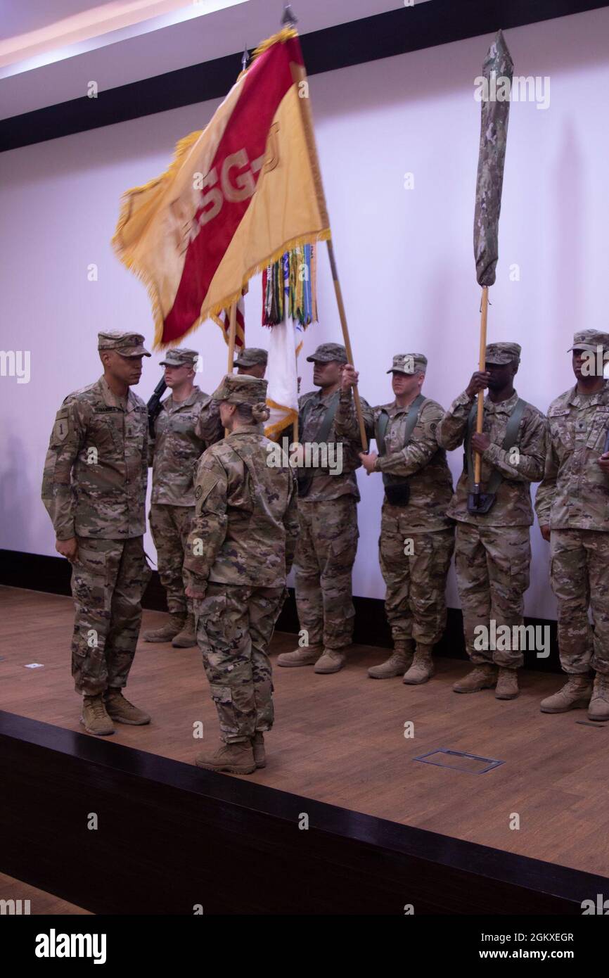 Le précédent Groupe de soutien de zone, le Qatar, a assumé le commandement du Groupe de soutien de zone, Jordanie, du 143e Groupe de soutien régional, Garde nationale de l'armée du Connecticut. Le colonel Toni Sabo et le sergent de commandement. Le Maj. Jose Hernandez a déballé les couleurs ASG-J comme ils ont assumé le commandement du Col. Thomas Dennis et du Sgt de commandement. Le Maj. Orlando Anderson. Banque D'Images