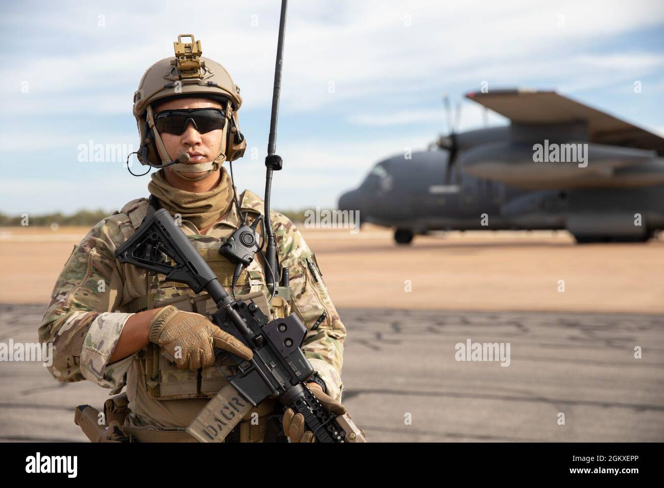 Un défenseur des éléments d'intervention au sol déployé avec le 353e Escadron de soutien aux opérations spéciales facilite la sécurité de l'aéronef pendant l'exercice Talisman Sabre 21, à la base aérienne royale australienne de Tindal, en Australie, le 18 juillet 2021. Le Commandement des opérations spéciales de la Force aérienne des États-Unis utilise des éléments DAGRE comme de petites équipes rapidement déployables qui assurent la protection et la sécurité des forces ciblées. Banque D'Images