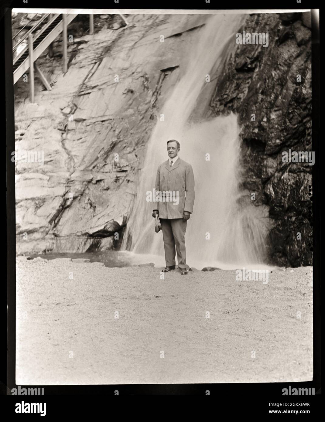 Homme debout à Waterfall Arizona, États-Unis. 1900 Banque D'Images