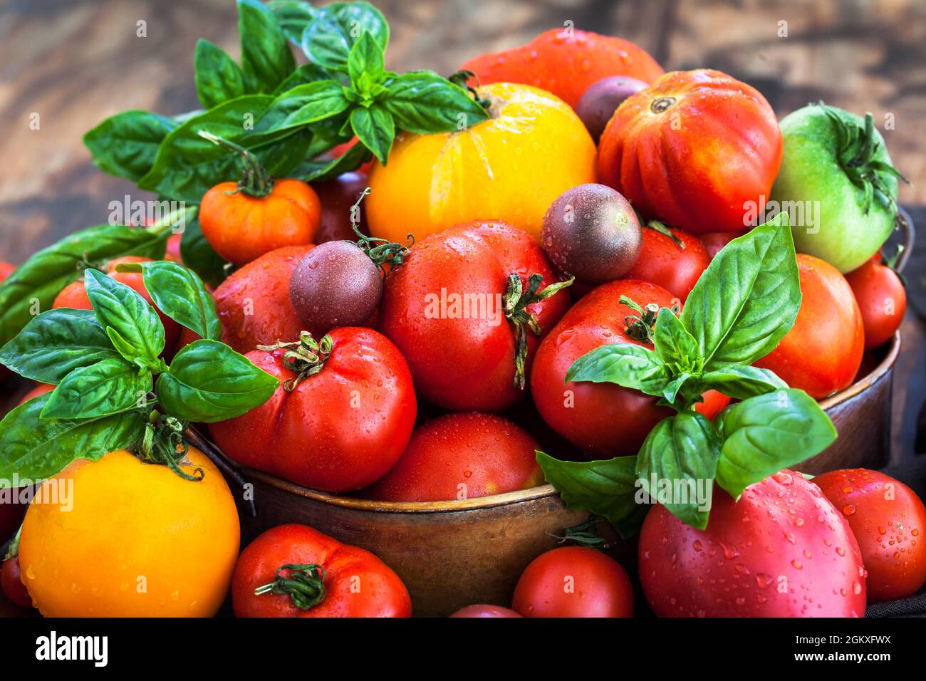 Tomates fraîches mûres rouges et jaunes sur fond rustique Banque D'Images