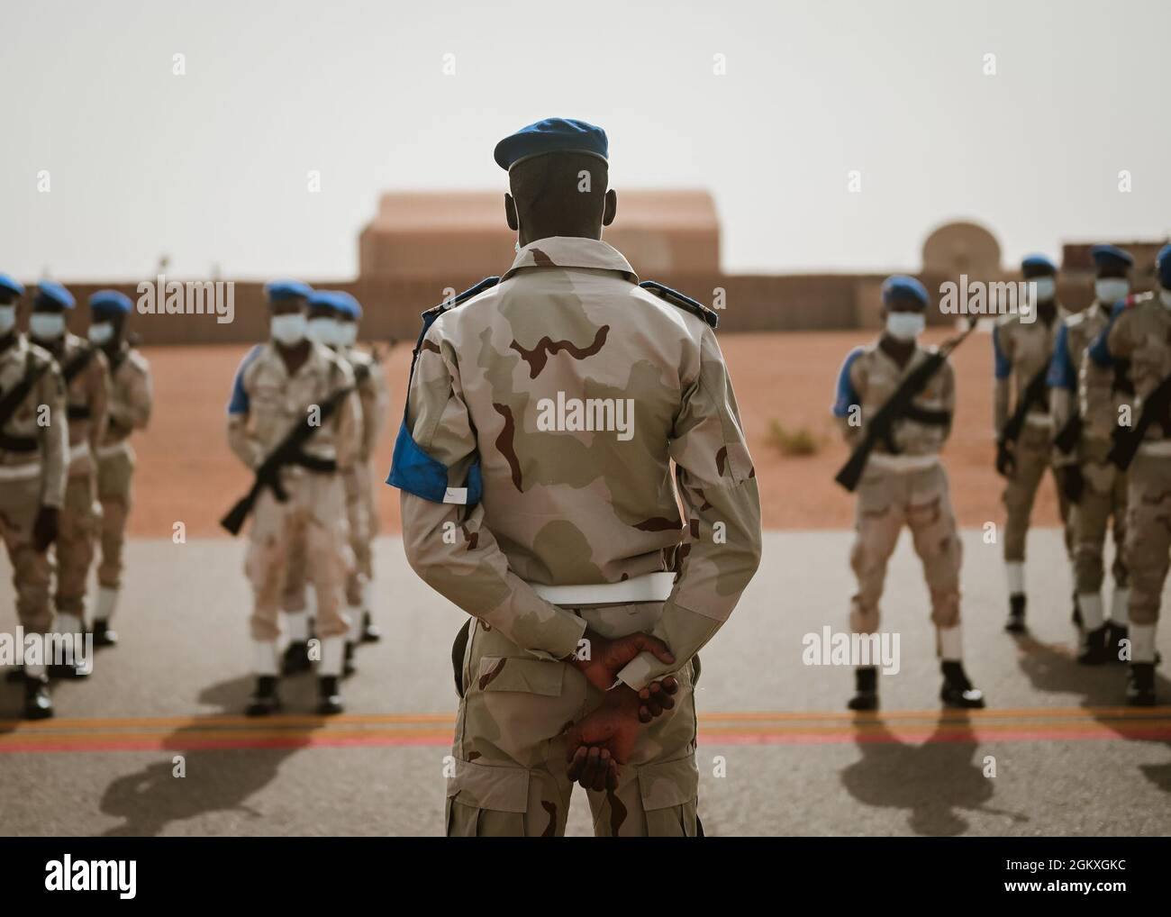 Un membre de service affecté aux Forces armées nigéennes (FAN) se trouve dans un défilé de repos à la base aérienne nigérienne 201, Agadez, le 19 juillet 2021. Les membres DU FAN ont effectué des coutumes et des courtesies traditionnelles vers l'arrivée du chef D'état-major DU FAN, le colonel Maïnassara. Banque D'Images