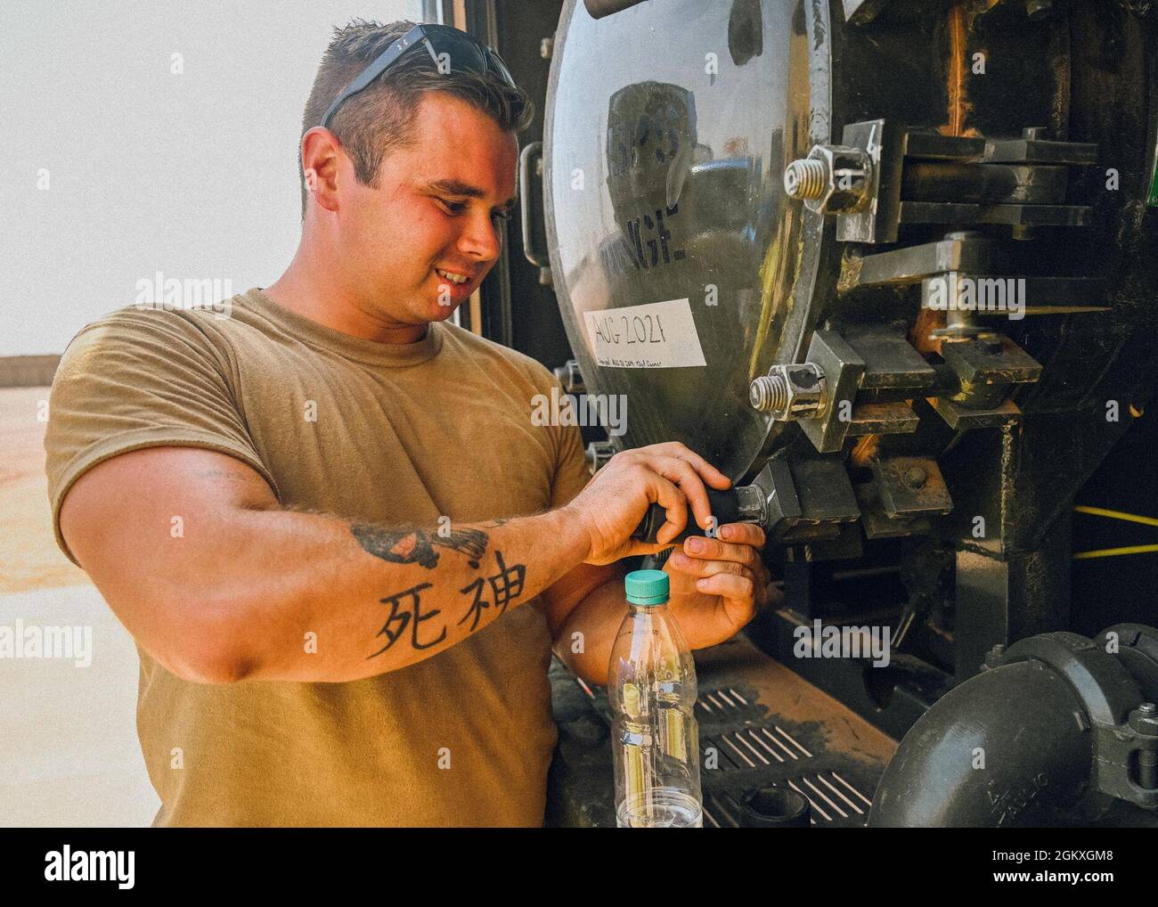 Sergent d'état-major de la Force aérienne des États-Unis Mitch Ward, 724e Escadron de la base aérienne expéditionnaire, camion d'incendie et chef de la section d'entretien du ravitaillement, retire un boulon d'un camion-citerne à la base aérienne de Nigerien 201, Agadez, le 19 juillet 2021. L'atelier d'entretien des camions d'incendie est responsable de garder les camions d'incendie prêts à tout moment. Banque D'Images