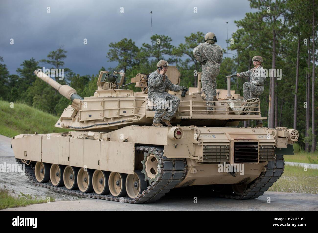 Un groupe d'étudiants de maître Gunner de l'armée américaine, affecté au 3e Escadron, 16e Régiment Calvaire, change de position d'équipage sur un char d'Abrams M1A2 SEP V2 à Ware Range, fort Benning, GA., 20 juillet 2021. Ces pétroliers sont formés pour devenir des mater Gunners et être des experts en la matière dans leur domaine. Banque D'Images