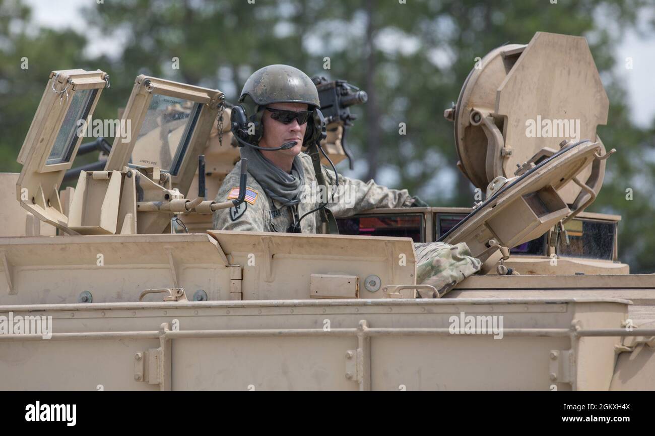 Un instructeur de maître Gunner de l'armée américaine, affecté au 3e Escadron, 16e Régiment Calvaire, attend que ses étudiants changent de position d'équipage sur un char d'Abrams V2 M1A2 SEP à Ware Range, fort Benning, GA., 20 juillet 2021. Ces pétroliers sont formés pour devenir des mater Gunners et être des experts en la matière dans leur domaine. Banque D'Images