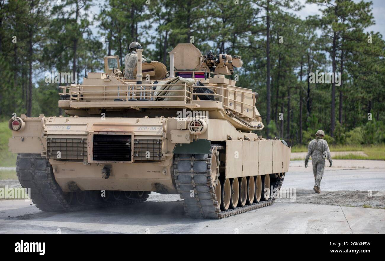 Un étudiant de maître Gunner de l'armée américaine, affecté au 3e Escadron, 16e Régiment Calvaire, marche comme guide au sol devant le char d'Abrams M1A2 SEP V2 à Ware Range, fort Benning, GA., 20 juillet 2021. Ces pétroliers sont formés pour devenir des mater Gunners et être des experts en la matière dans leur domaine. Banque D'Images