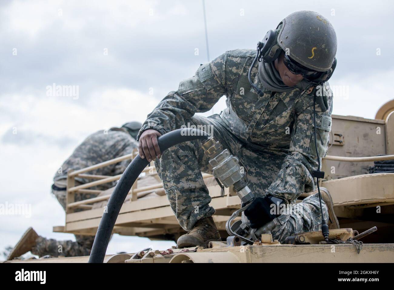 Un étudiant maître Gunner de l'armée américaine, affecté au 3e Escadron, 16e Régiment Calvaire, utilise un tuyau de carburant pour faire le plein d'un réservoir d'Abrams M1A2 SEP V2 à Ware Range, fort Benning, GA., 20 juillet 2021. Ces pétroliers sont formés pour devenir des mater Gunners et être des experts en la matière dans leur domaine. Banque D'Images