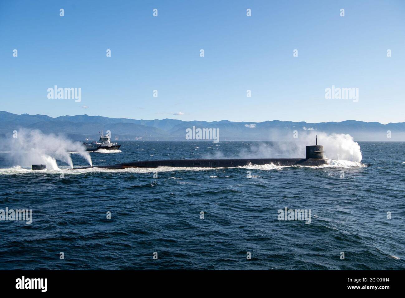 SILVERDALE, Washington - le sous-marin de missiles balistiques de classe Ohio USS Henry M. Jackson (SSBN 730) commence à se submerger après une cérémonie de changement de commandement avec l'équipage Gold le 19 juillet. Cmdr. Matthew Freniere a été correctement soulagé comme commandant par Cmdr. Jason Glab lors de la cérémonie tenue à bord de l'USS Henry M. Jackson (SSBN 730). Cet événement a démontré comment la Marine et ses forces stratégiques réfléchissent, agissent et fonctionnent différemment pour répondre aux tâches de dissuasion tout en exécutant simultanément les événements nécessaires au cycle de vie du navire. Banque D'Images