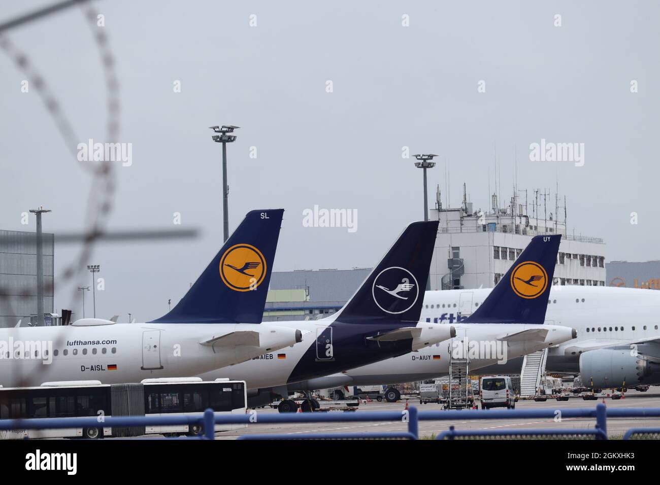 AÉROPORT DE FRANCFORT, ALLEMAGNE - 11 juillet 2021 : les avions de Lufthansa Airlines à l'aéroport de Francfort en Allemagne en un jour sombre Banque D'Images
