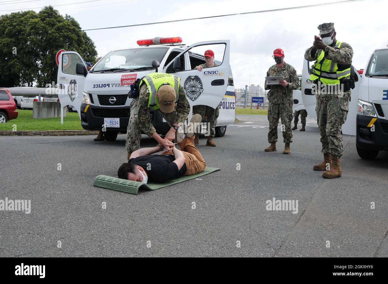 ATSUGI, Japon (le 20 juillet 2021) Maître-à-armes 2e classe Denis Ignatyev simule l'appréhension du joueur de rôle Maître-à-armes 3e classe Dillon Britten lors d'un exercice d'entraînement contre le terrorisme TT) mené à bord d'une installation aérienne navale Banque D'Images