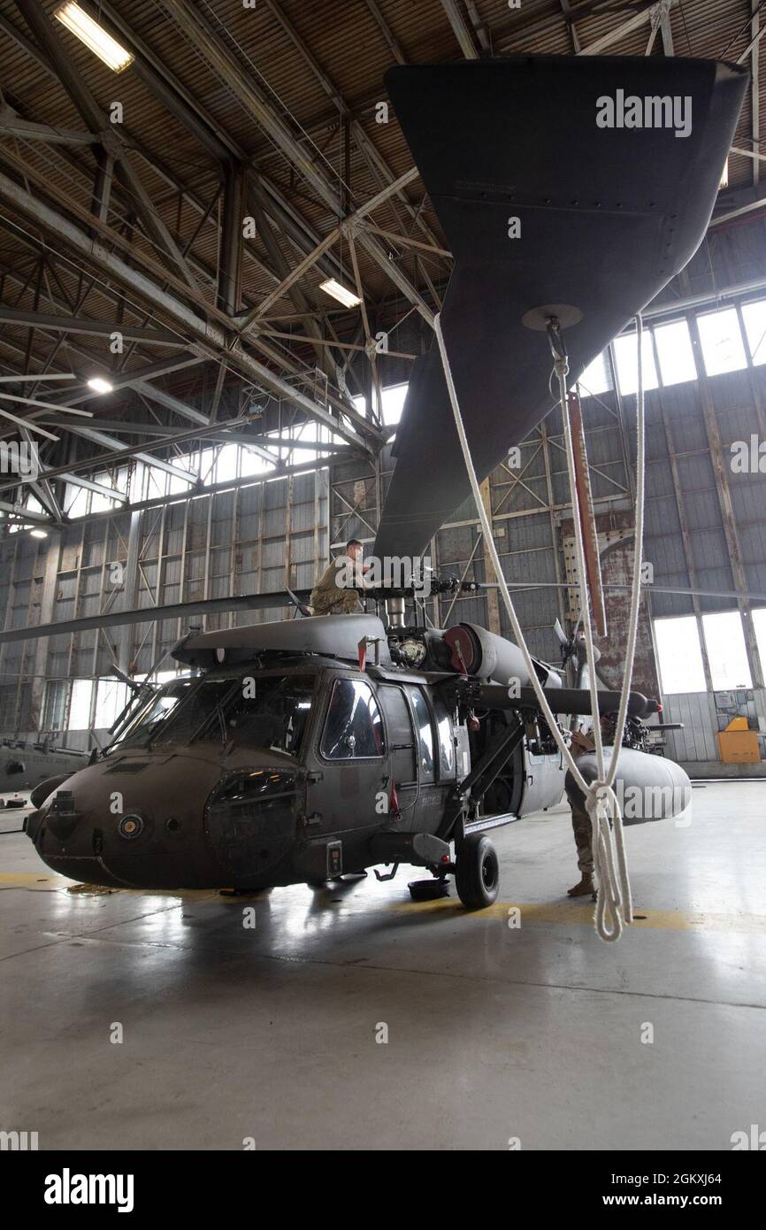 UH-60 les réparateurs d'hélicoptères Black Hawk affectés à la 3e Brigade de l'aviation de combat, 3e Division d'infanterie, effectuent l'entretien d'un avion à l'aérodrome de l'armée Hunter, Géorgie, juillet 20. L'entretien et les inspections de routine sont effectués à bord de l'aéronef pour maintenir l'état de préparation de la brigade. Banque D'Images