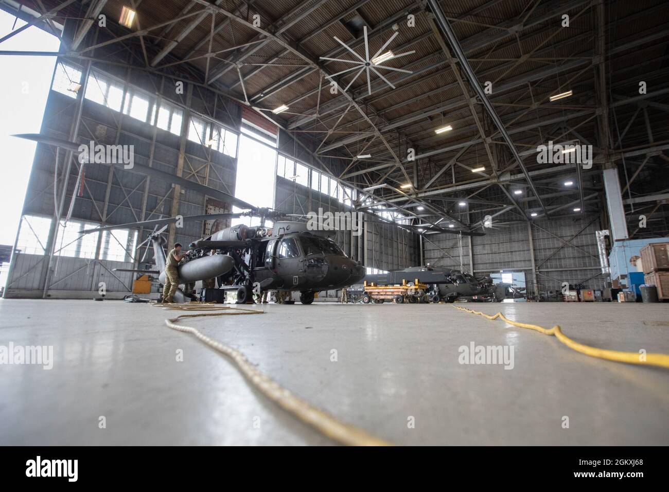 UH-60 les réparateurs d'hélicoptères Black Hawk affectés à la 3e Brigade de l'aviation de combat, 3e Division d'infanterie, effectuent l'entretien d'un avion à l'aérodrome de l'armée Hunter, Géorgie, juillet 20. L'entretien et les inspections de routine sont effectués à bord de l'aéronef pour maintenir l'état de préparation de la brigade. Banque D'Images