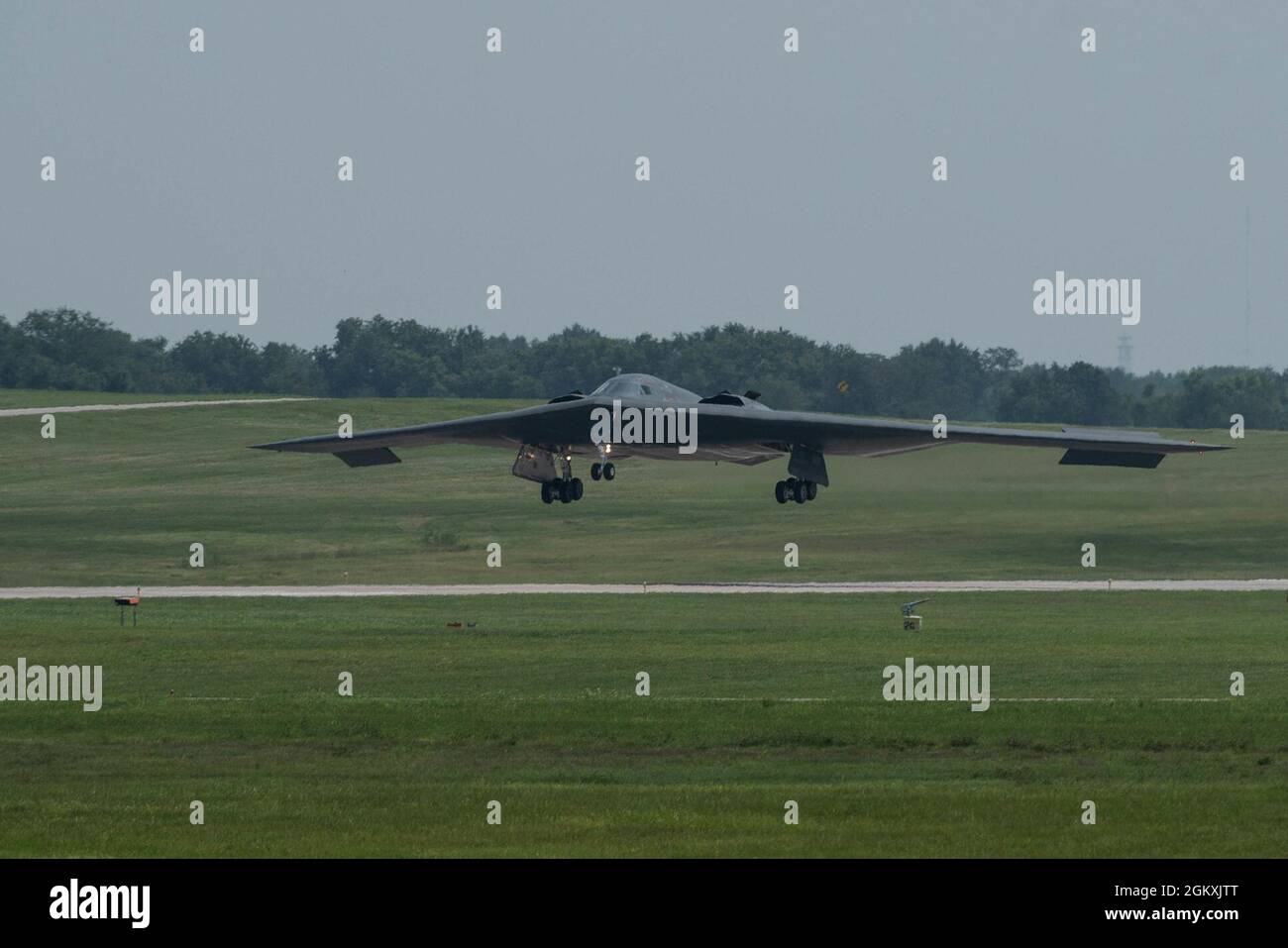 L'Esprit B-2 connu sous le nom d'Esprit de Washington, atterrit à la base aérienne de Whiteman, Missouri, le 20 juillet 2021. L'Esprit de Washington venait de rentrer de Palmdale, CA, où il a reçu la maintenance de routine et les mises à jour logicielles de Northrop Grumman. Banque D'Images