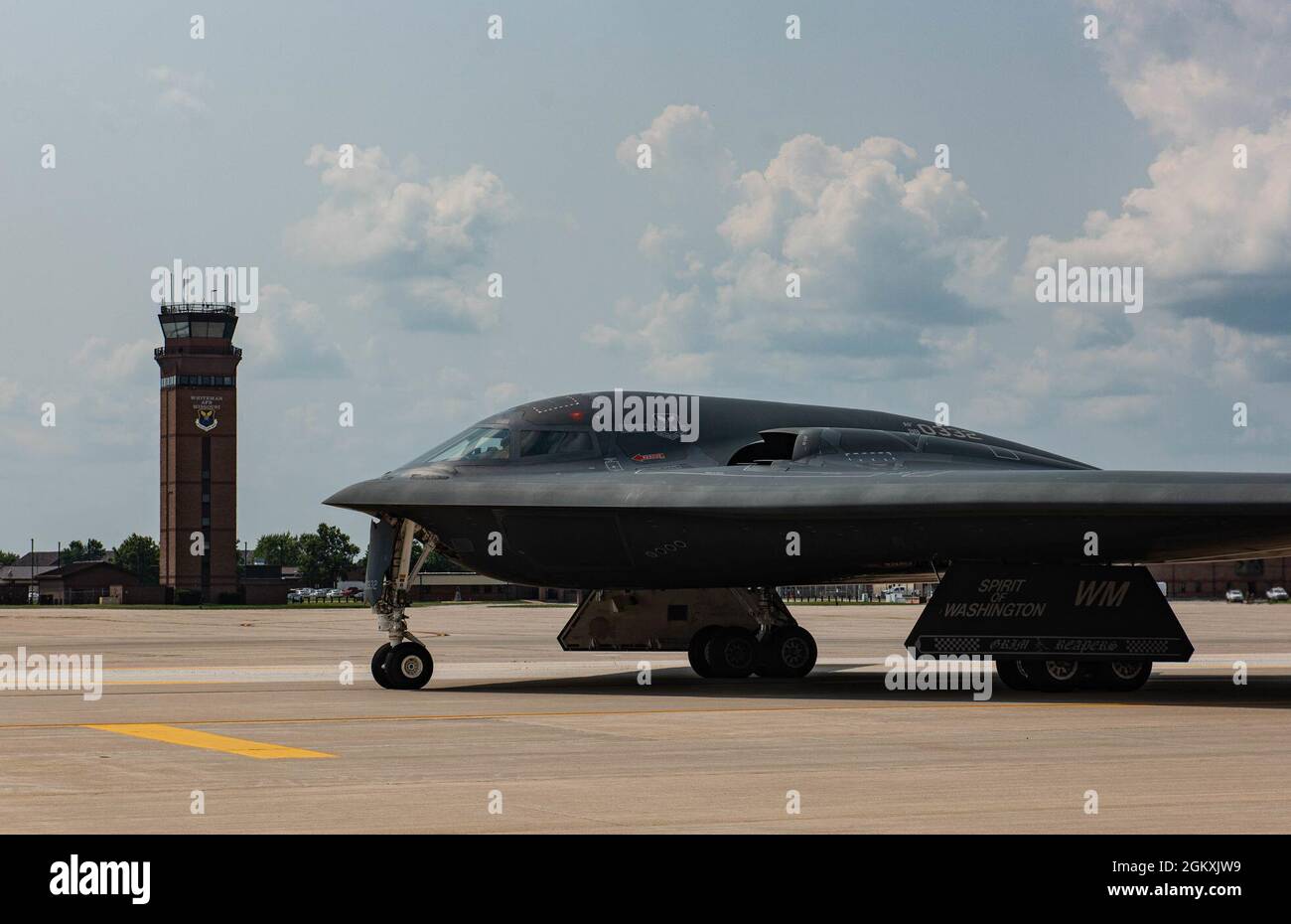 L'Esprit B-2 connu sous le nom d'Esprit de Washington, taxis à la base aérienne de Whiteman, Missouri, le 20 juillet 2021. L'Esprit de Washington venait de rentrer de Palmdale, CA, où il a reçu la maintenance de routine et les mises à jour logicielles de Northrop Grumman. Banque D'Images