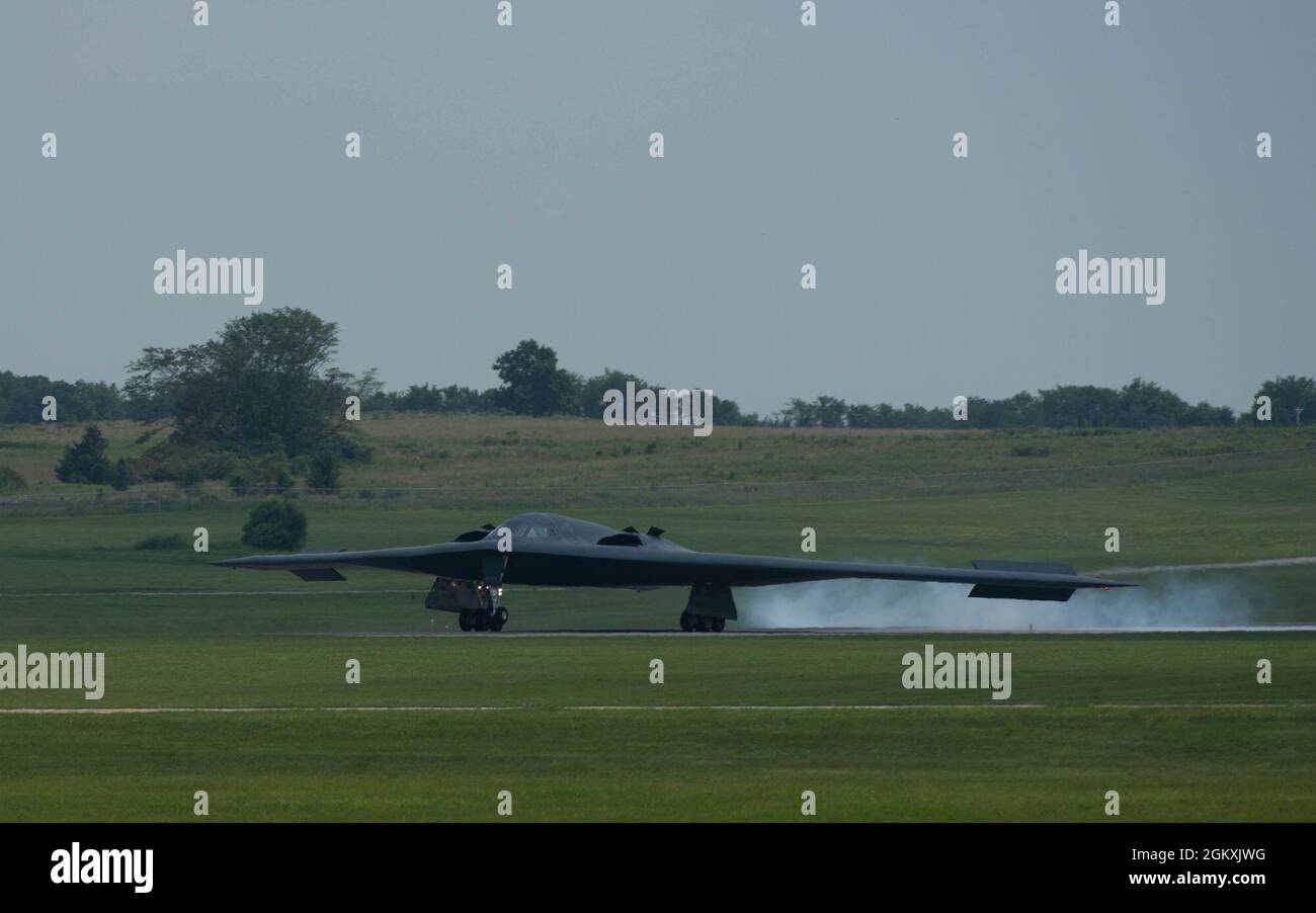 L'Esprit B-2 connu sous le nom d'Esprit de Washington, atterrit à la base aérienne de Whiteman, Missouri, le 20 juillet 2021. L'Esprit de Washington venait de rentrer de Palmdale, CA, où il a reçu la maintenance de routine et les mises à jour logicielles de Northrop Grumman. Banque D'Images
