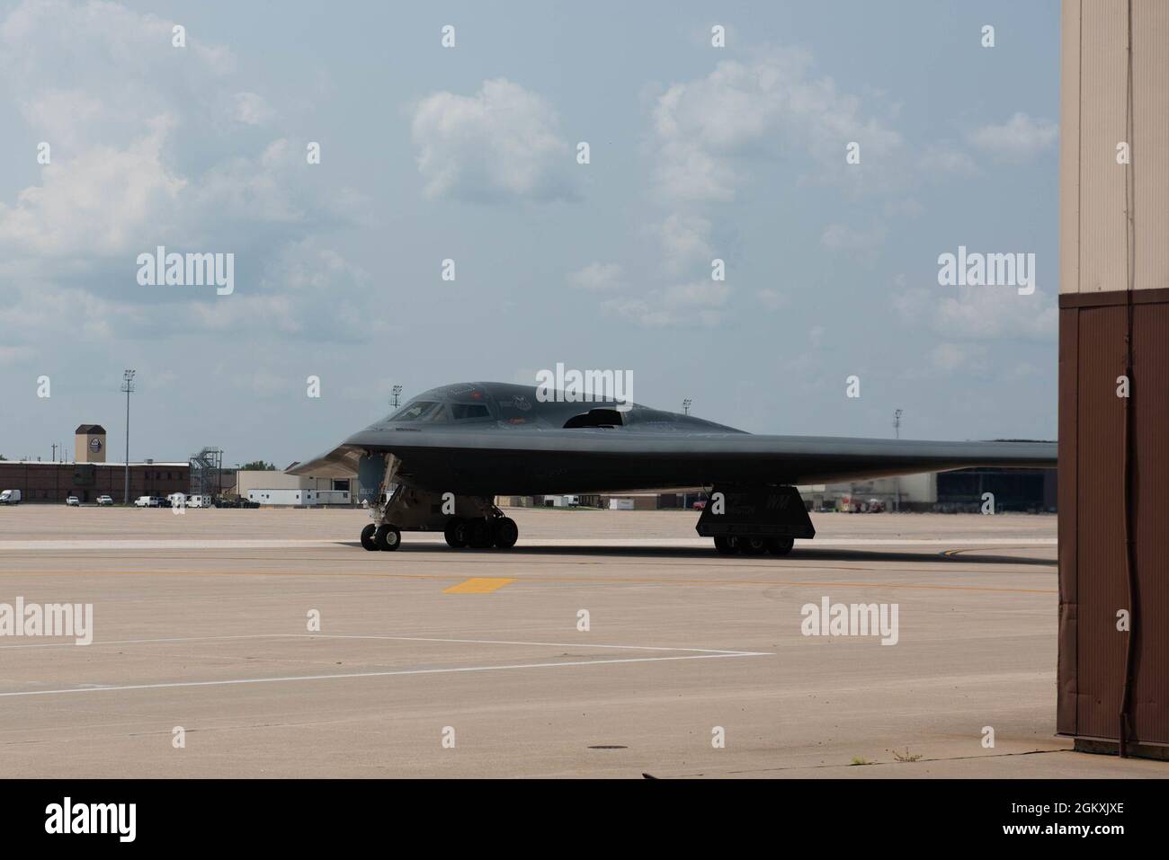 L'Esprit B-2 connu sous le nom d'Esprit de Washington, taxis à la base aérienne de Whiteman, Missouri, le 20 juillet 2021. L'Esprit de Washington venait de rentrer de Palmdale, CA, où il a reçu la maintenance de routine et les mises à jour logicielles de Northrop Grumman. Banque D'Images