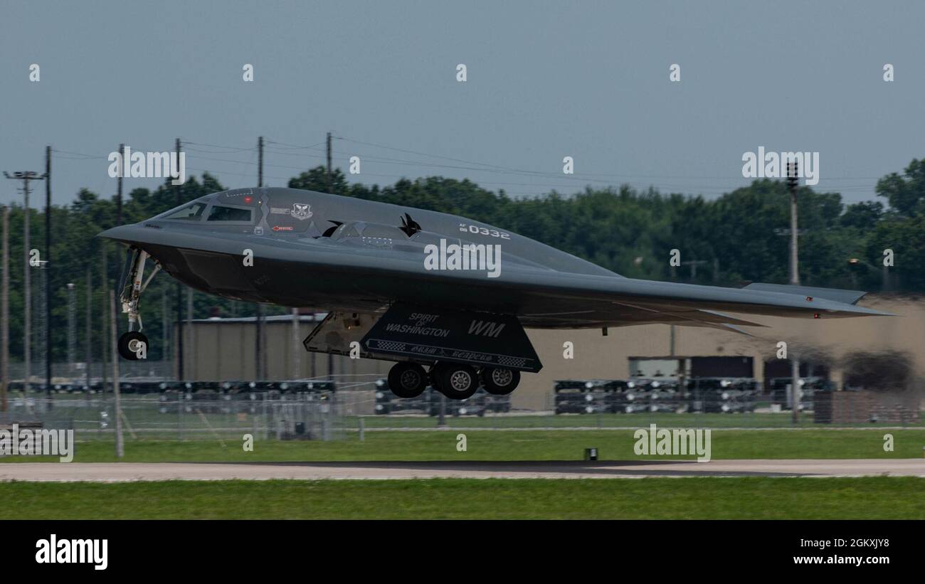 Le B-2 Spirit, connu sous le nom d'Spirit of Washington, se produit à la base aérienne de Whiteman, Missouri, le 20 juillet 2021. L'Esprit de Washington venait de rentrer de Palmdale, CA, où il a reçu la maintenance de routine et les mises à jour logicielles de Northrop Grumman. Banque D'Images