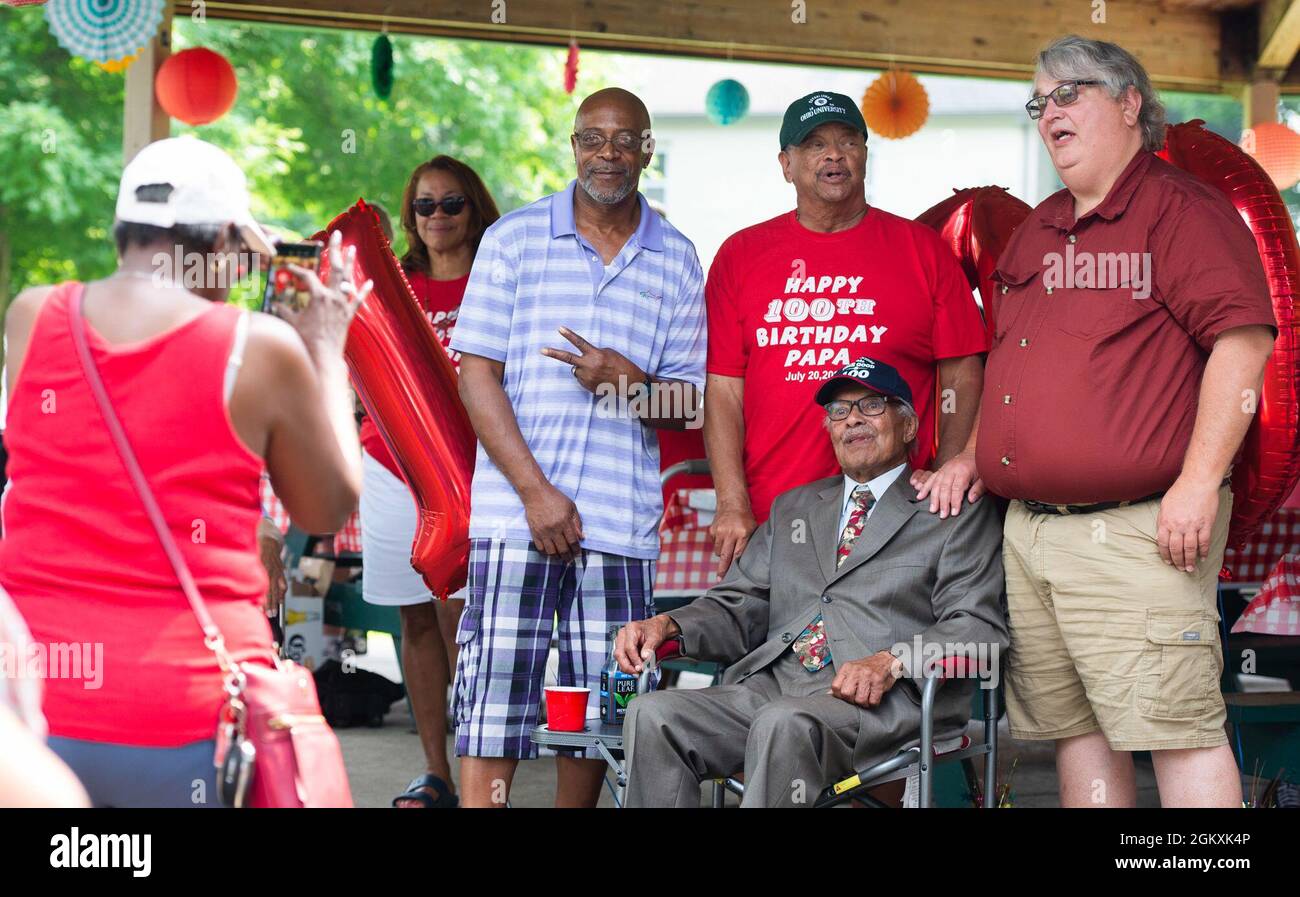 Willie Parker, un vétéran de la Seconde Guerre mondiale et de la Force aérienne de conflit coréenne, pose pour des photos avec ses amis et sa famille lors de sa célébration du 100e anniversaire au parc Thomas A Cloud à Huber Heights, Ohio, le 20 juillet 2021. Pendant les 24 années de service militaire de Parker, il a servi dans sept bases différentes stateside et à bord avant de venir à la base aérienne Wright-Patterson, Ohio pour prendre sa retraite. Banque D'Images