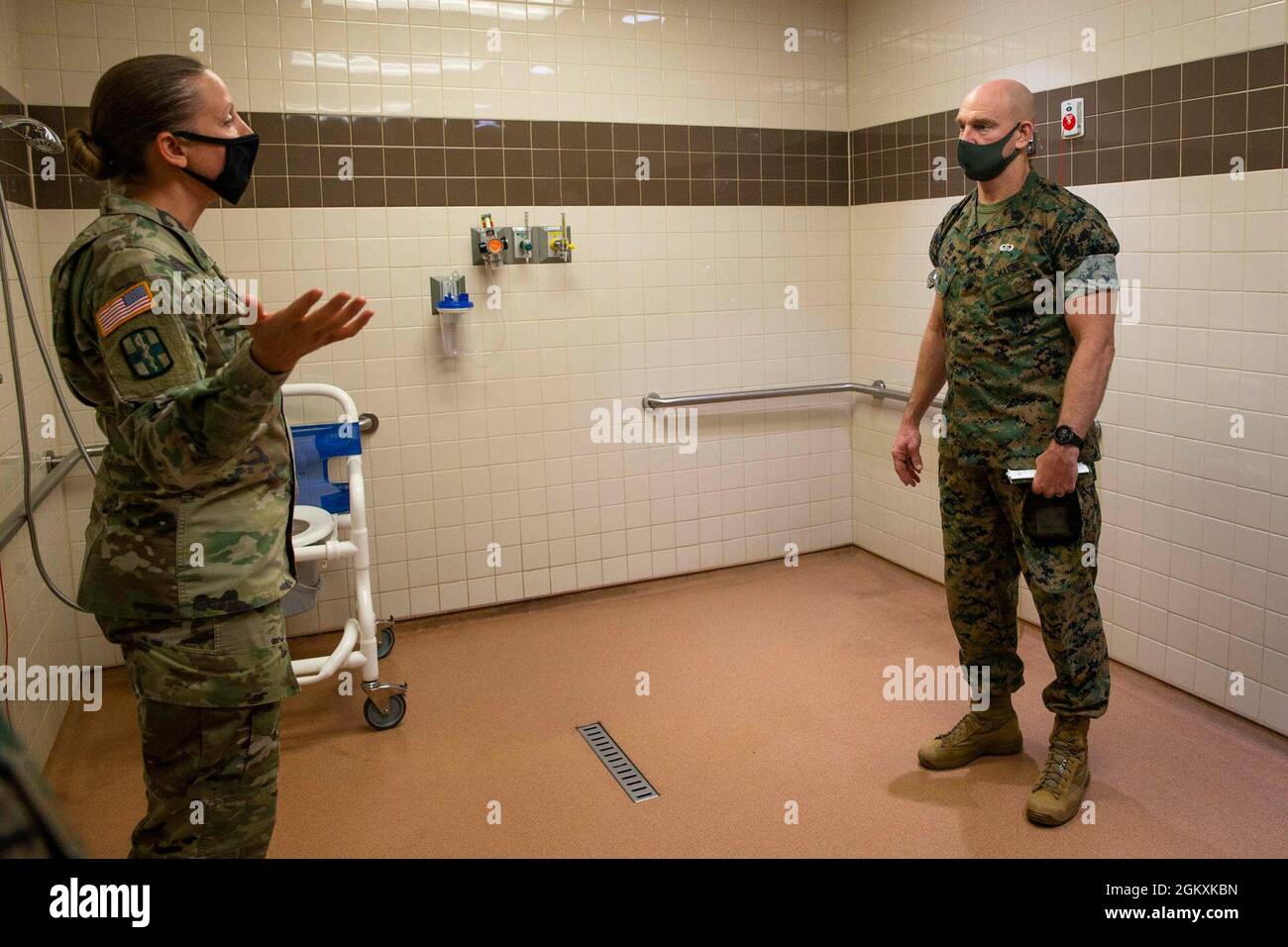 Le 19e Sergent-major du corps des Marines, Sgt. Le major Troy E. Black, visite le centre de brûlage au Brooke Army Medical Center, San Antonio, Texas, le 20 juillet 2021. Le sergent-major du corps des Marines a effectué la visite pour obtenir une mise à jour sur les installations de recherche et de récupération qui soutiennent le bataillon blessé Warrior-est, détachement de San Antonio. Le Bataillon des guerriers blessés soutient le rétablissement et les soins non médicaux des Marines blessés, malades et blessés au combat et des marins attachés aux unités marines et aux membres de leur famille afin de maximiser leur rétablissement lorsqu'ils retournent au travail ou en transit Banque D'Images