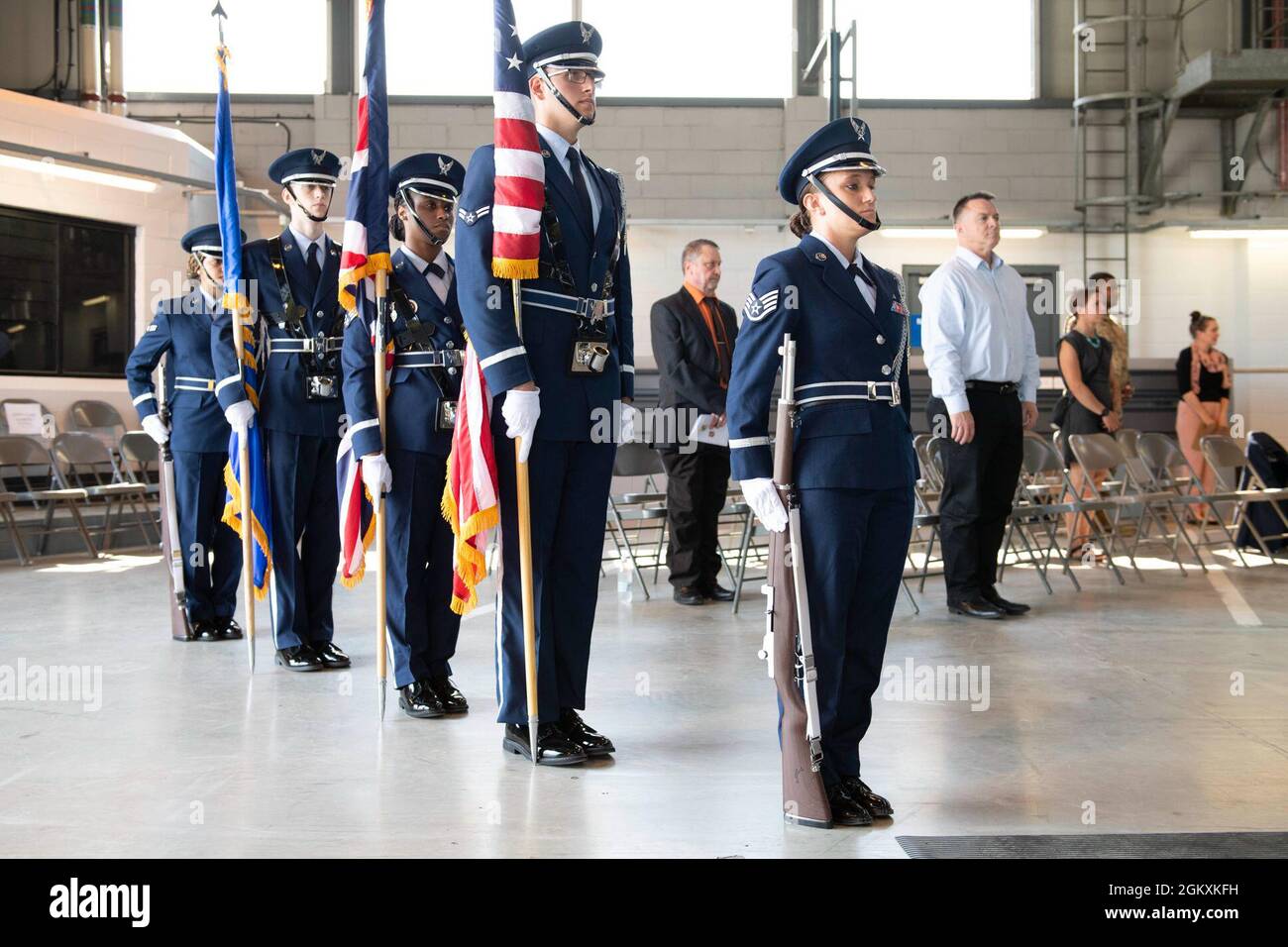 La garde d'honneur de la base du 423e Groupe de la base aérienne est à l'attention avant la cérémonie de passation de commandement à Royal Air Force Alconbury, en Angleterre, le 20 juillet 2021. La cérémonie est une tradition militaire qui représente un transfert officiel de l’autorité et de la responsabilité d’une unité d’un commandant à un autre. Banque D'Images