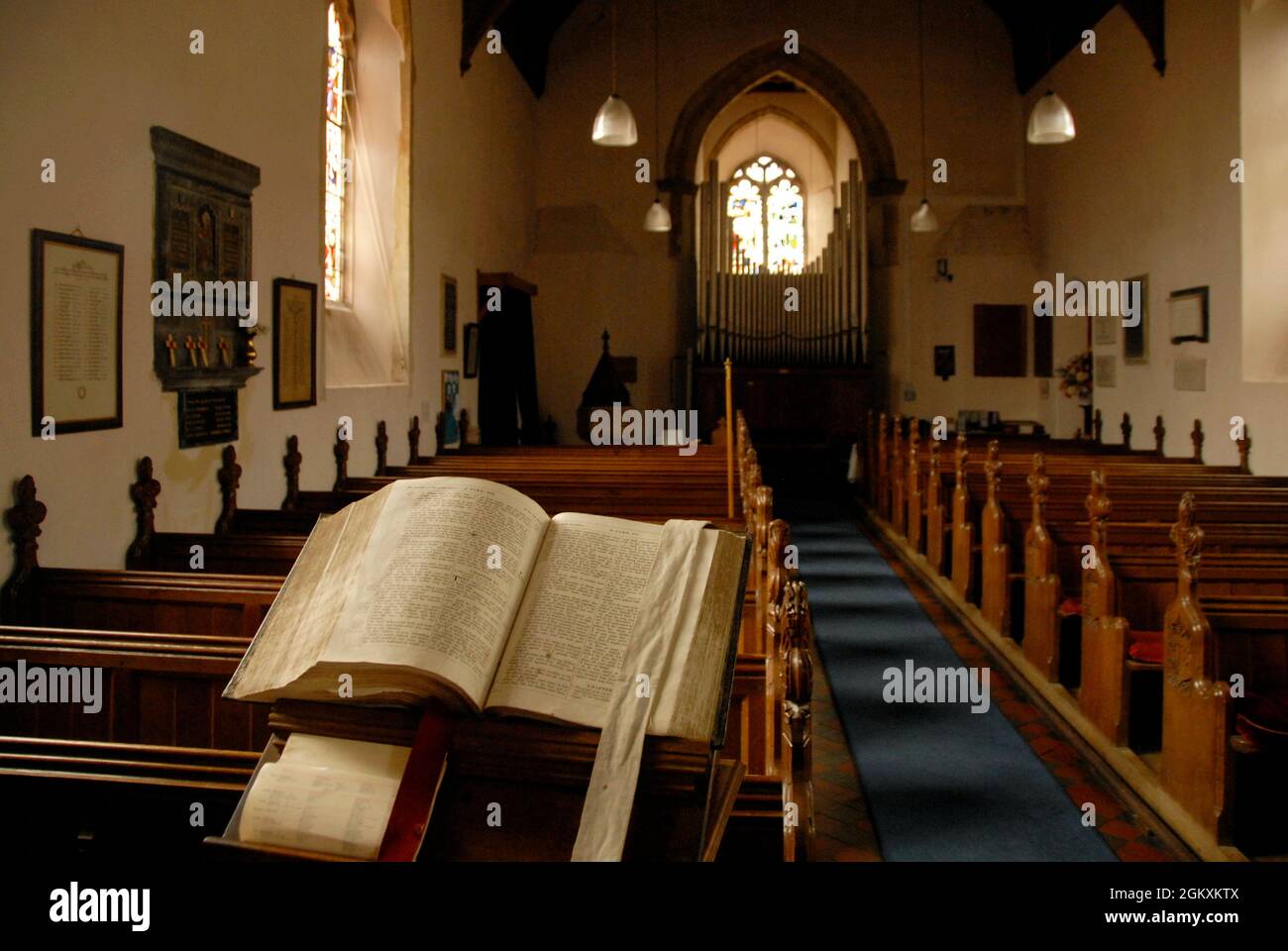 Vue intérieure de l'église de St Fabian et St Sebastian, Woodbastwick, Norfolk, Angleterre avec la bible sur le lutrin ouverte à l'évangile de St Luc, chap XV Banque D'Images