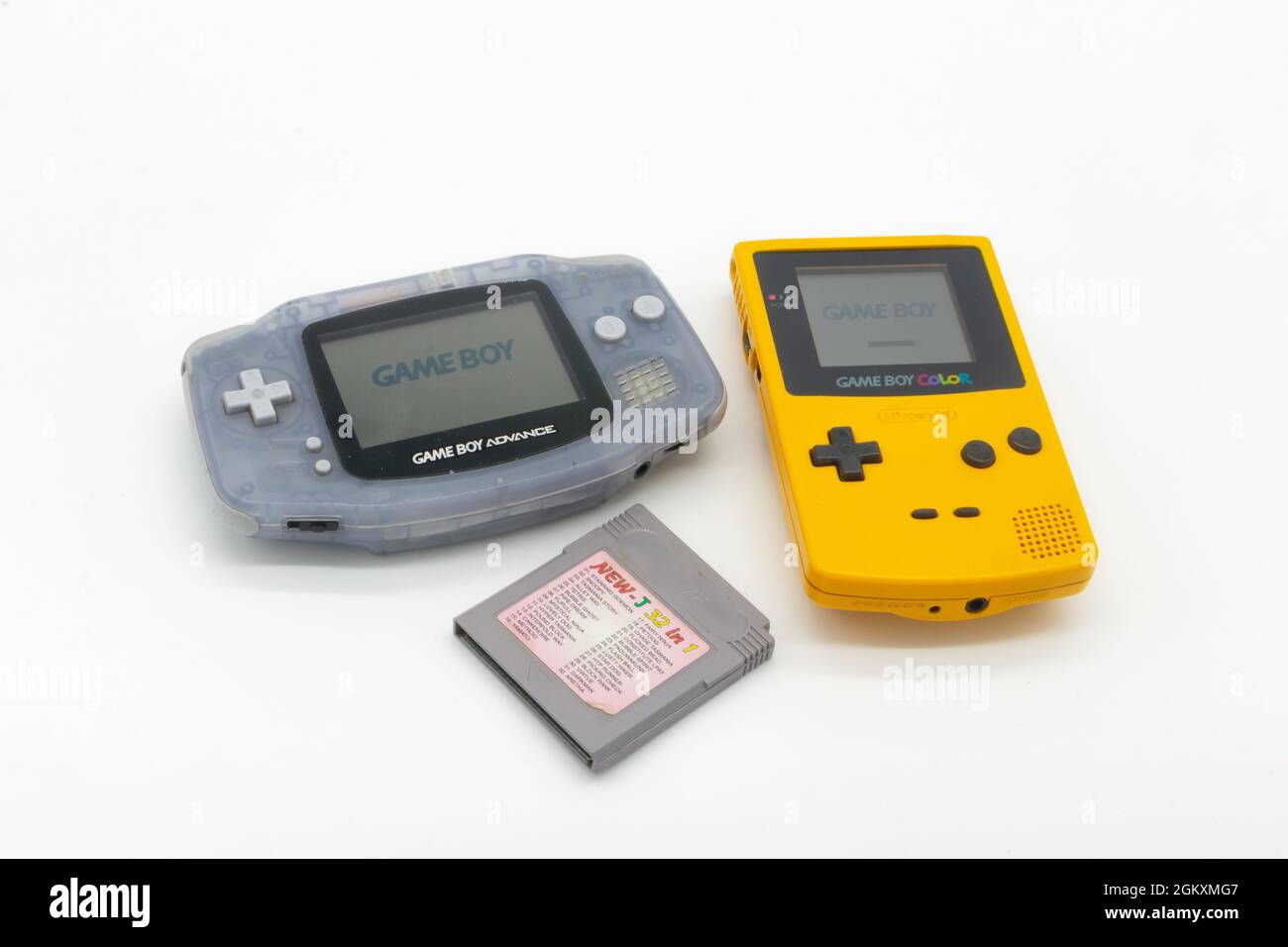 Console de jeu Nintendo boy Advance et console de jeu couleur de garçon et cartouche de jeu Banque D'Images Console de jeu Nintendo boy Advance et console de jeu couleur de garçon et cartouche de jeu Banque D'Images