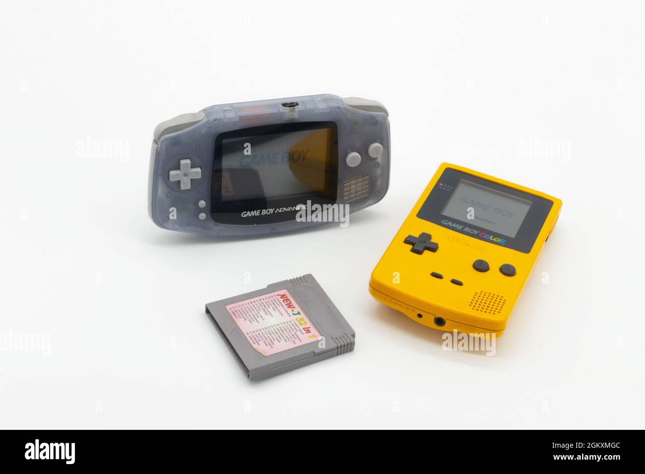 Console de jeu Nintendo boy Advance et console de jeu couleur de garçon et cartouche de jeu Banque D'Images Console de jeu Nintendo boy Advance et console de jeu couleur de garçon et cartouche de jeu Banque D'Images