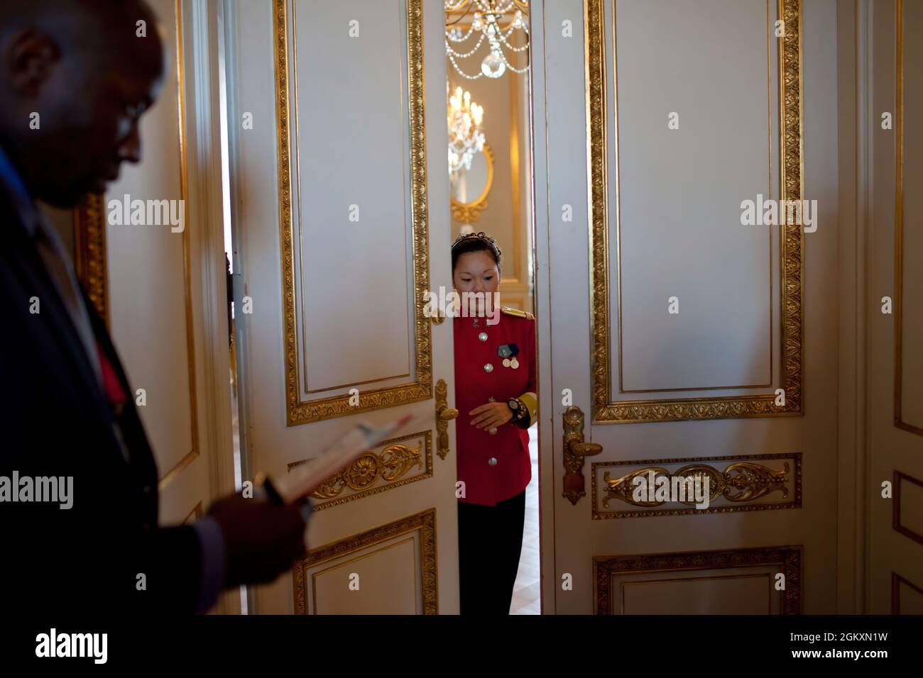 Un fonctionnaire ouvre une porte à l'intérieur du Palais Christiansborg lors d'une visite du président Barack Obama et de la première dame Michelle Obama avec la reine Margrethe II et le prince consort Henrik de HRH à Copenhague, au Danemark, le 2 octobre 2009. (Photo officielle de la Maison Blanche par Pete Souza) cette photo officielle de la Maison Blanche est disponible uniquement pour publication par les organismes de presse et/ou pour impression personnelle par le(s) sujet(s) de la photo. La photographie ne peut être manipulée d'aucune manière et ne peut pas être utilisée dans des documents commerciaux ou politiques, des publicités, des courriels, des produits, des promotions qui, dans toute l'entreprise Banque D'Images