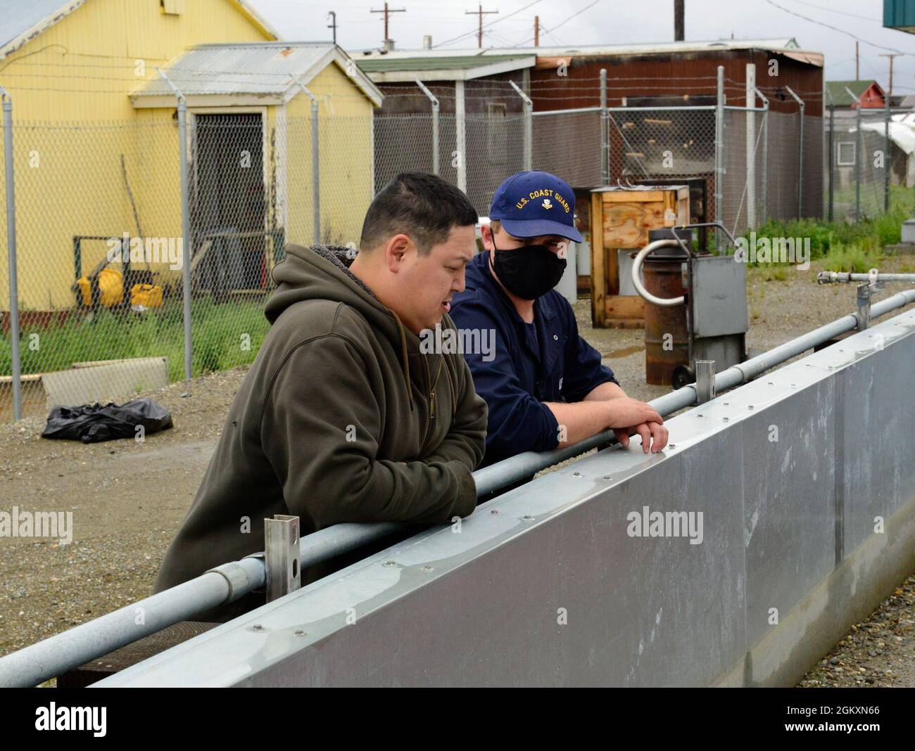 Le sous-officier de 2e classe Alex Cullen, un technicien en sciences de la mer du Groupe de travail sur la sécurité maritime de la Garde côtière (CSTM), effectue une inspection des installations à la coopérative électrique du village de l'Alaska, à Teller, en Alaska, le 20 juillet 2021. Dans le cadre de l'inspection, les membres du FSTM discutent des plans d'intervention, examinent la documentation et inspectent l'équipement et les installations de stockage du carburant afin d'assurer la conformité réglementaire. Banque D'Images