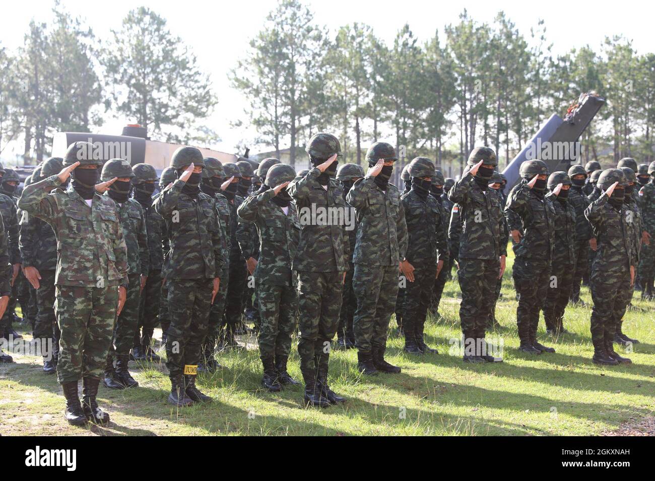 Les soldats de l'armée américaine affectés au 2e bataillon, 325 Airborne Infantry Regiment, conduisent un entraînement aéroporté de base avec l'armée royale de Taiwanise sur le fort Bragg NC, juillet 20 2021. L'enseignement et l'apprentissage de la conduite de toutes les opérations aériennes américaines améliorent l'opérabilité internationale aérienne. Banque D'Images